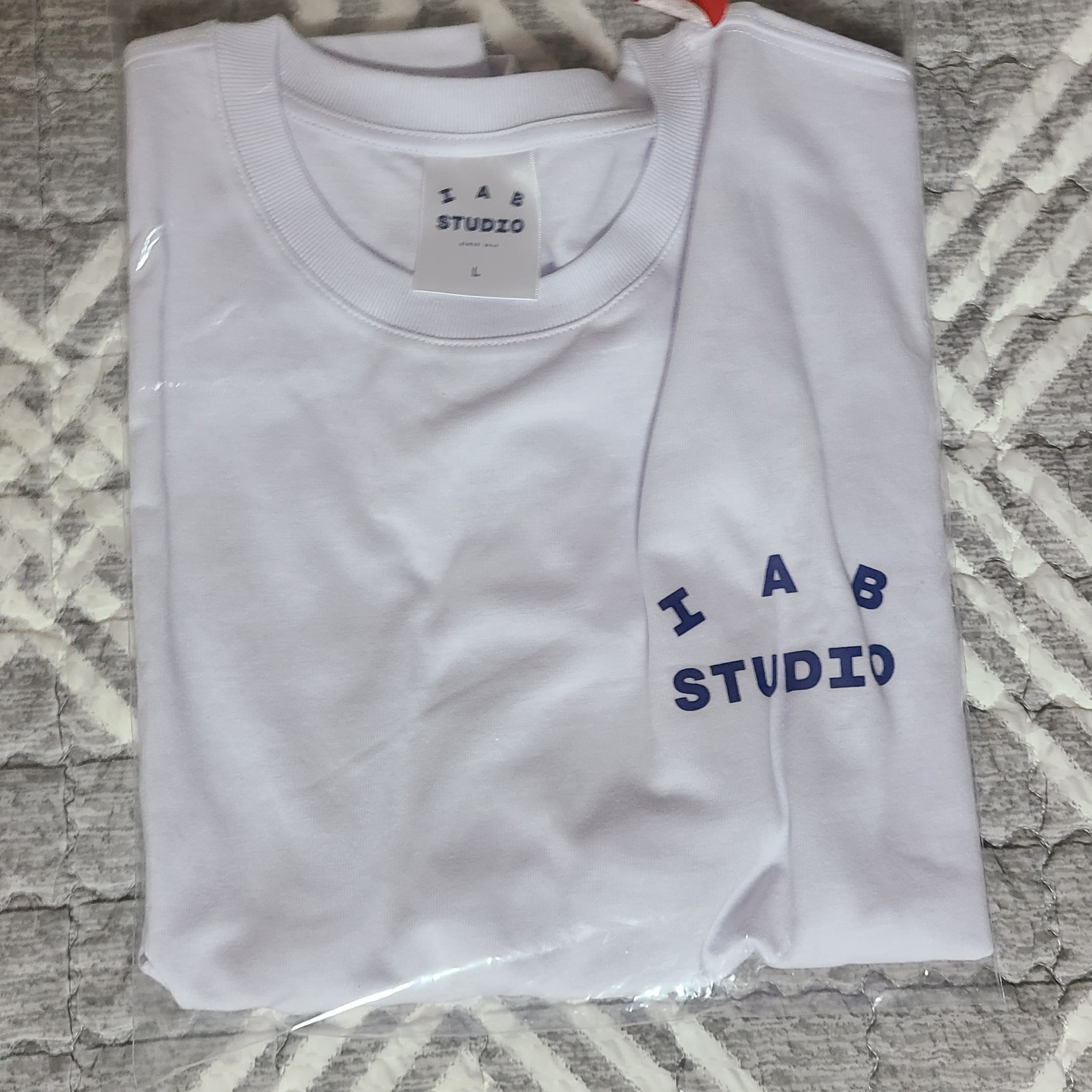 IAB Studio T-Shirt White Navy - 22FW 착용 스타일