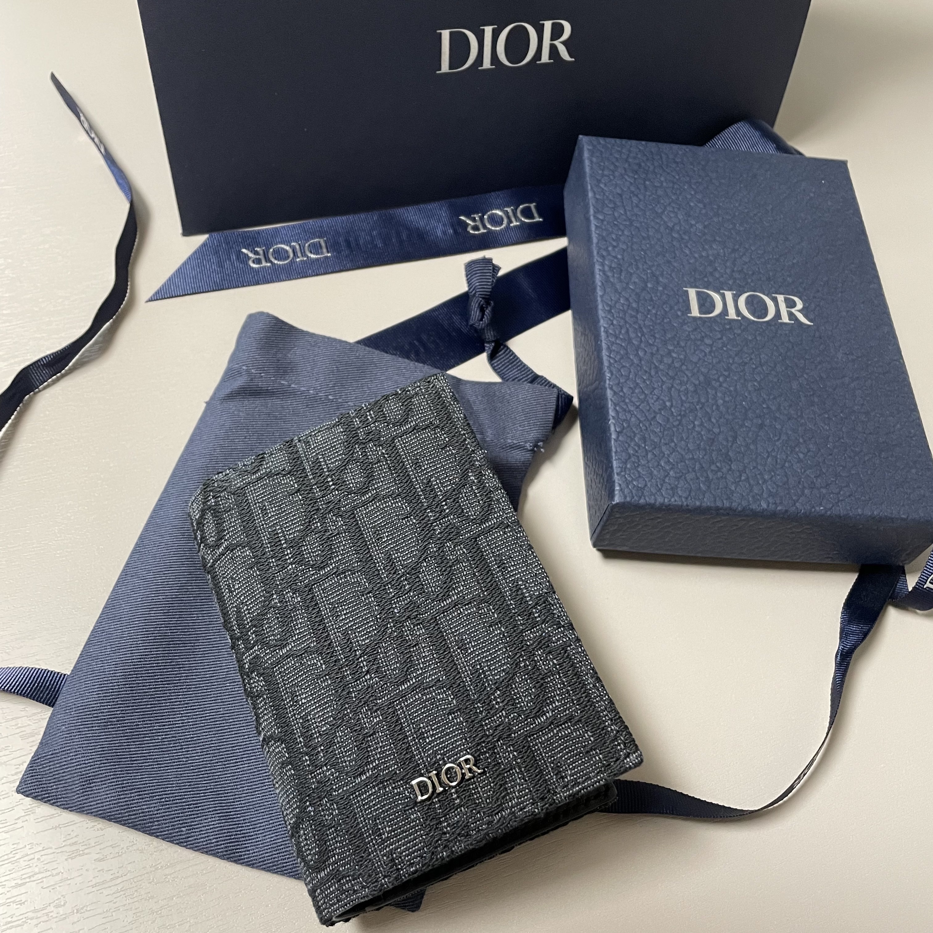 Dior Bi-Fold Card Holder Black Dior Oblique Jacquard 착용 스타일 - 1