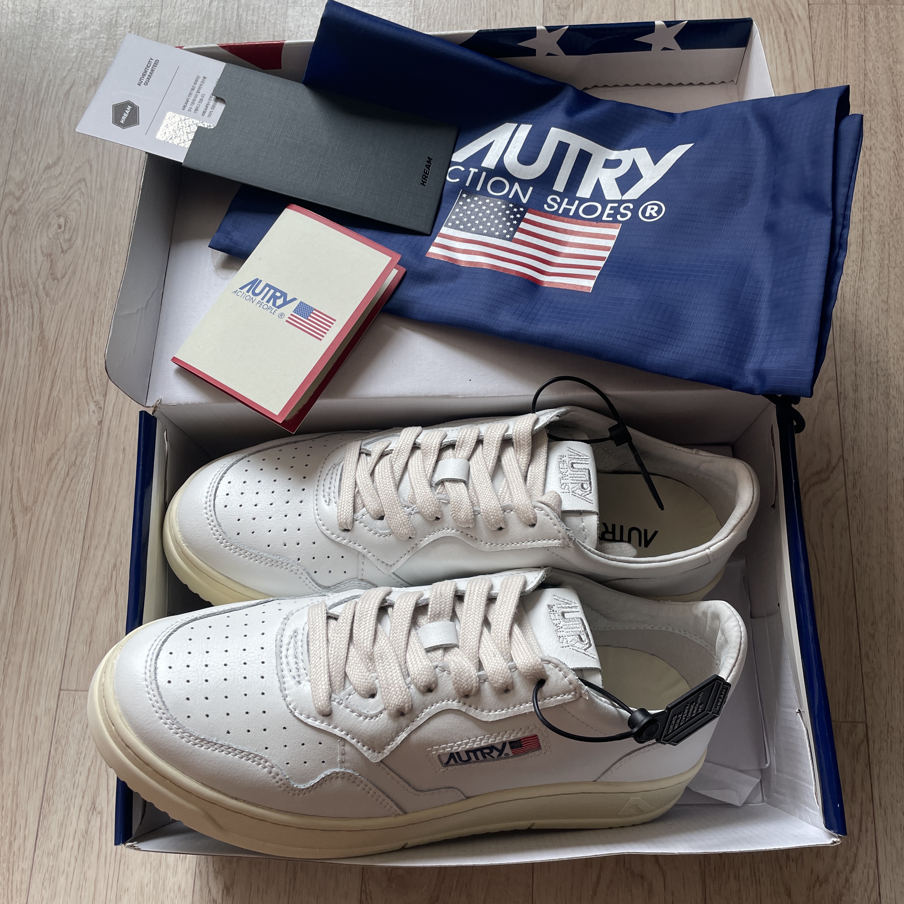 Autry Medalist Low Leather Sneakers White 착용 스타일 - 2