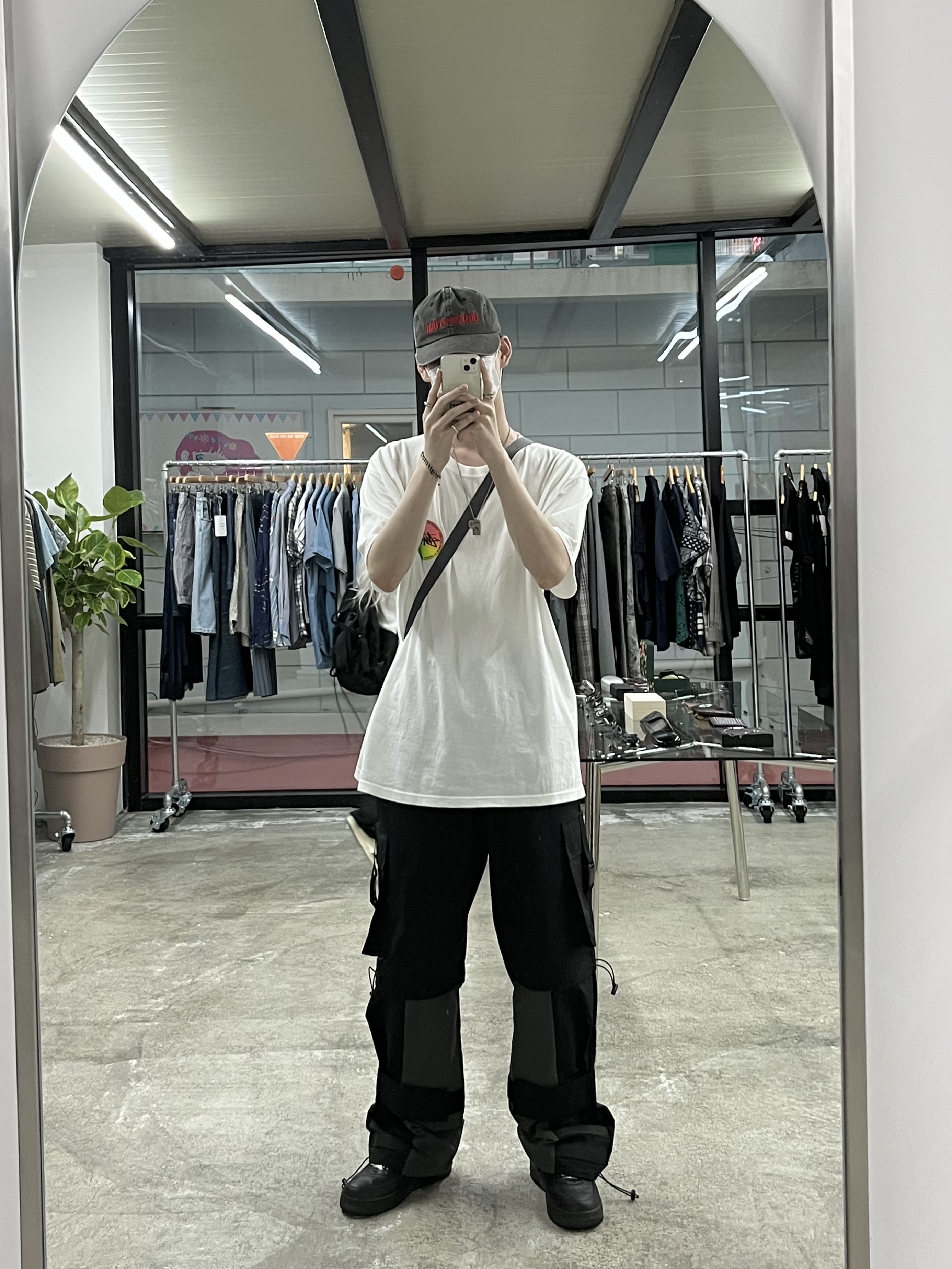 Nike Air Force 1 '07 Low Triple Black 착용 스타일