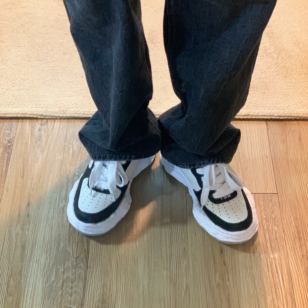 Maison Mihara Yasuhiro Wayne OG Sole Leather Low-top Sneakers Black White 착용 스타일 - 2