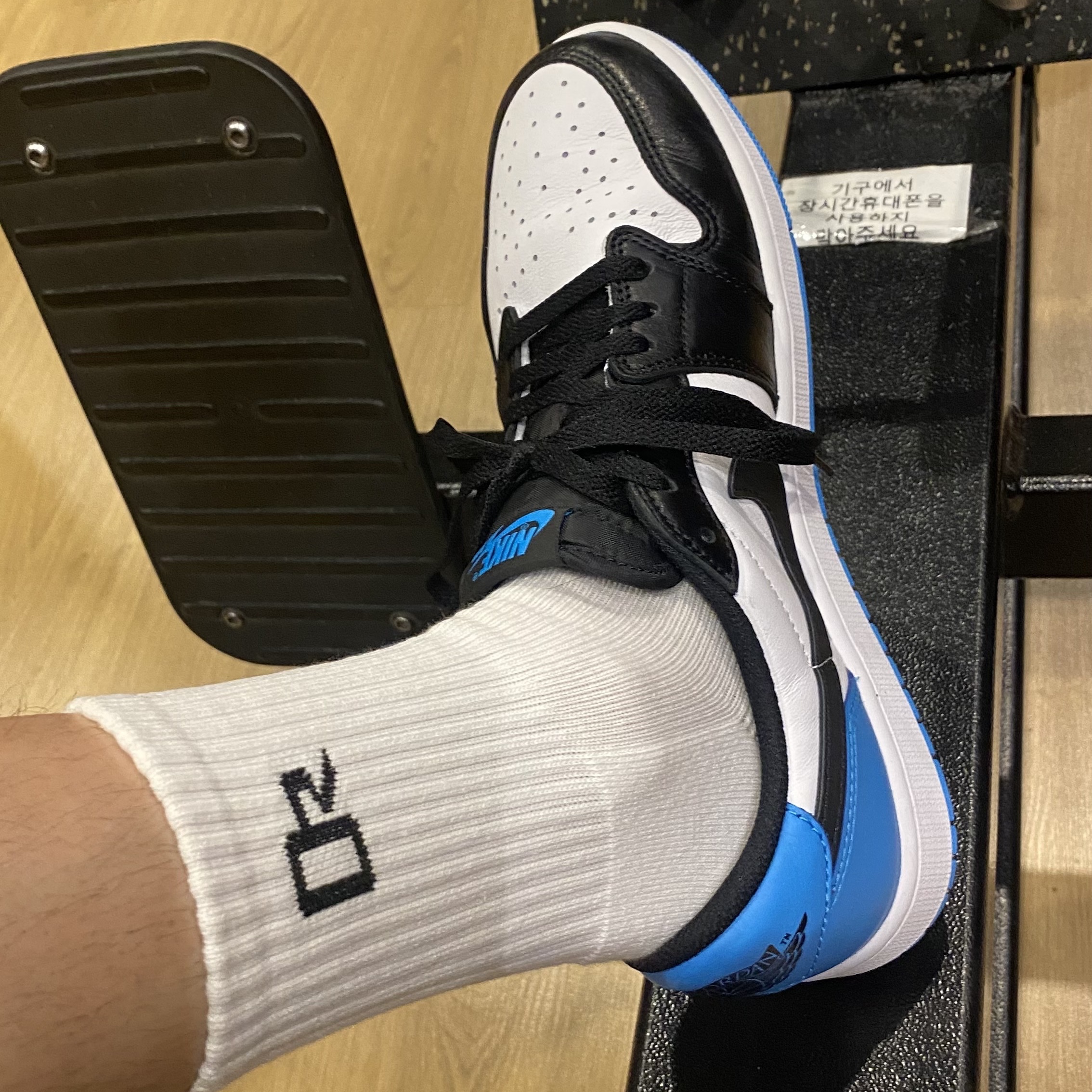 Jordan 1 Retro Low OG Black and Dark Powder Blue 착용 스타일