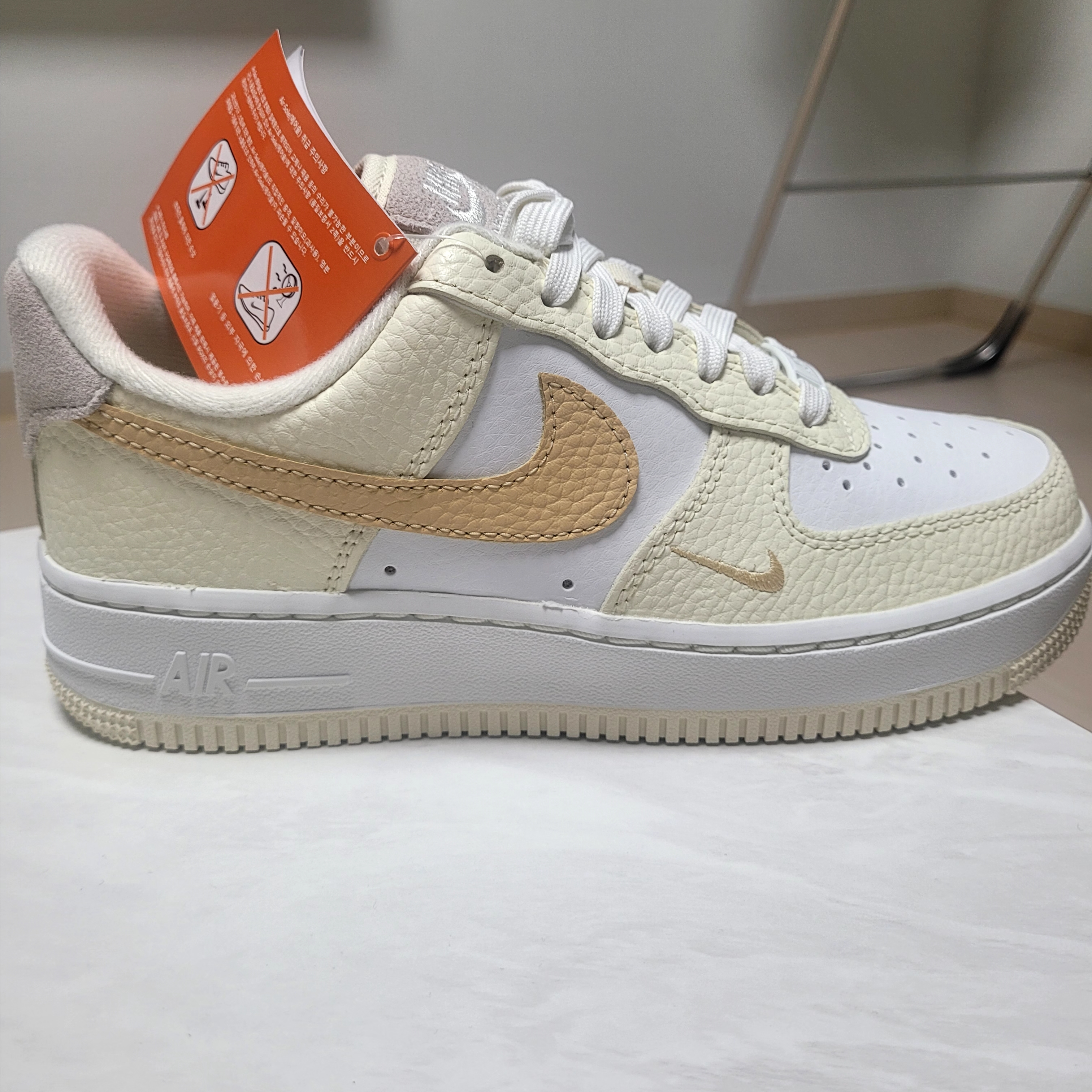 (W) Nike Air Force 1 '07 Coconut Milk Light Bone 착용 스타일