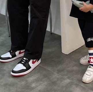 Jordan 1 Mid Gym Red Black White 착용 스타일 - 2