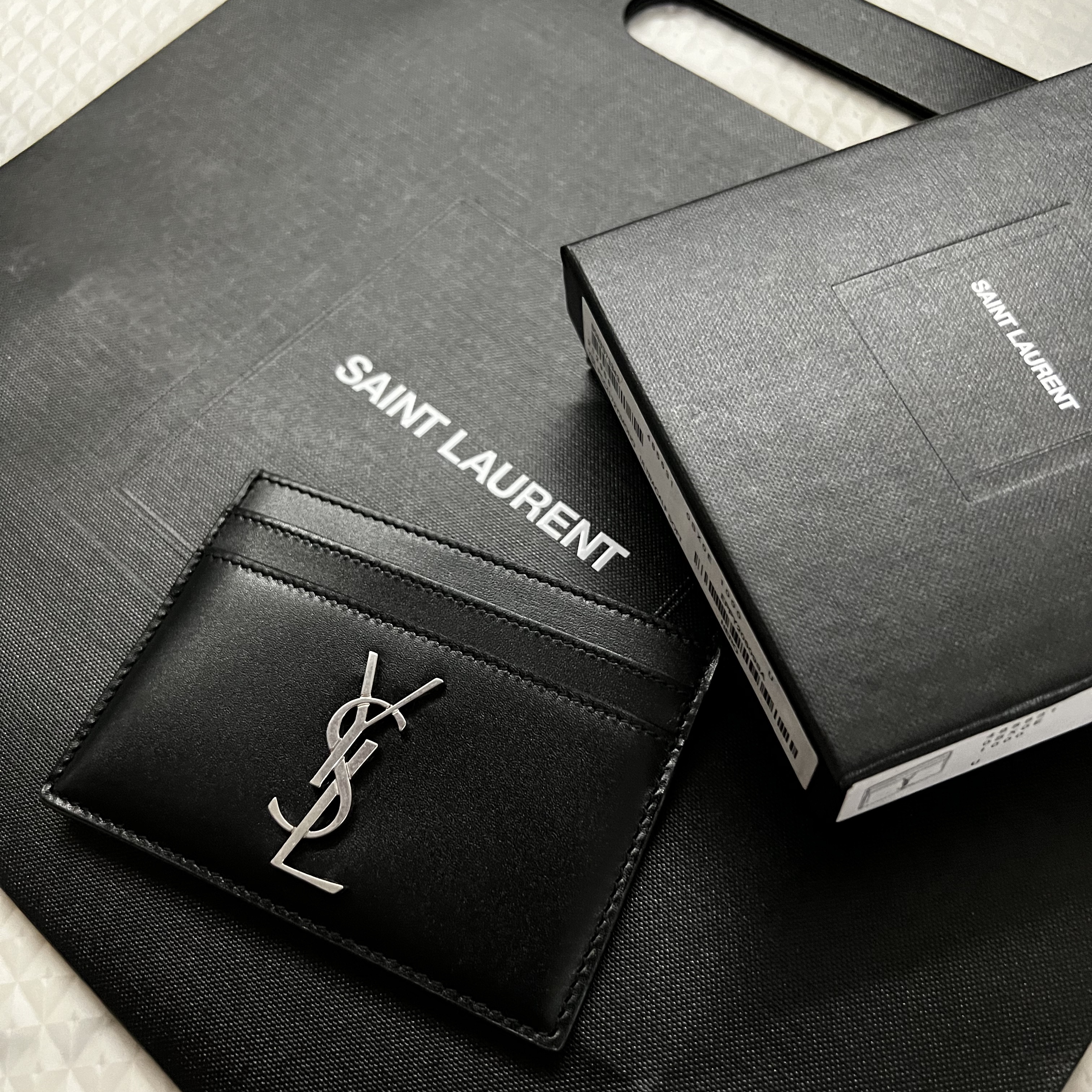 Saint Laurent Monogram Card Case in Smooth Leather Black 착용 스타일