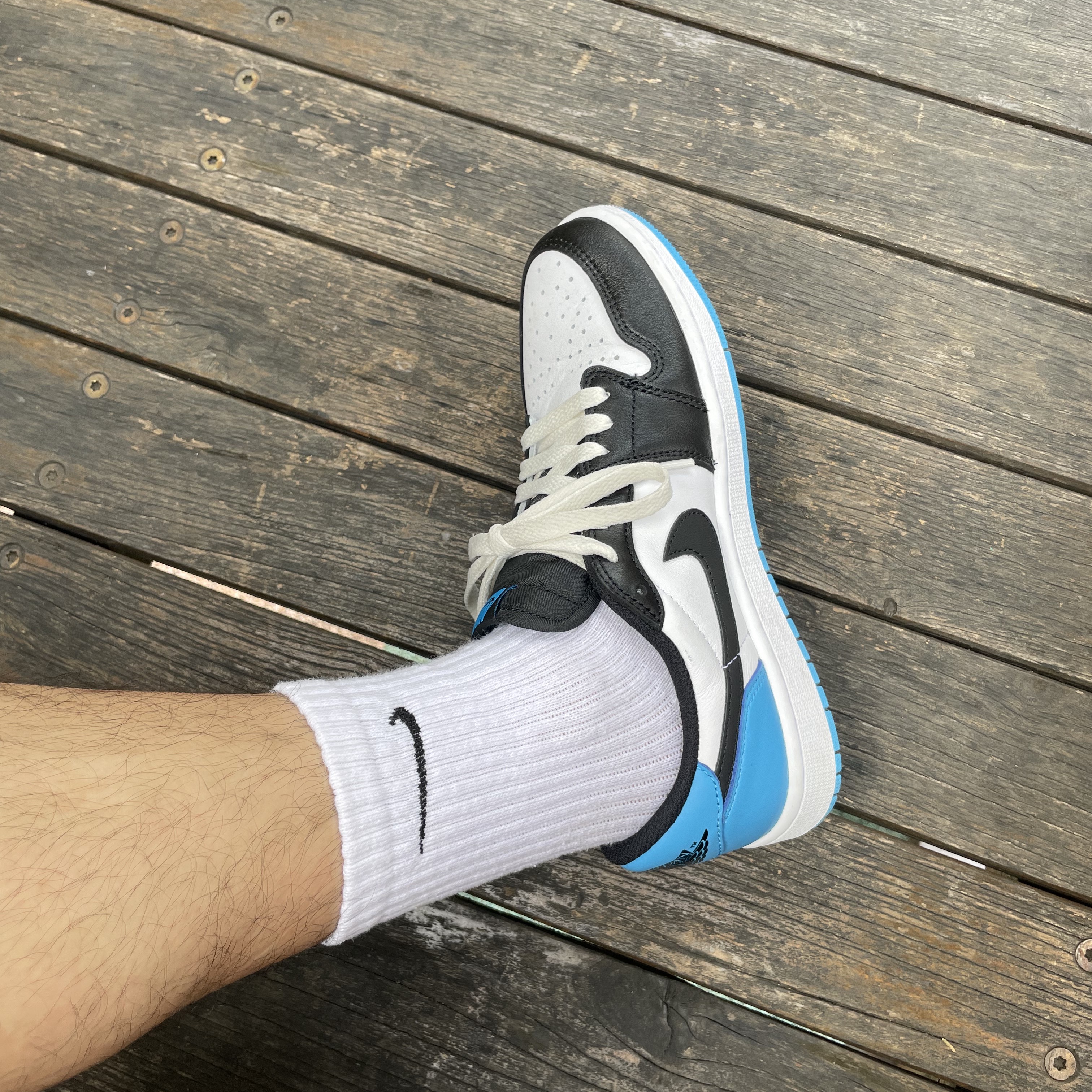 Jordan 1 Retro Low OG Black and Dark Powder Blue 착용 스타일 - 2