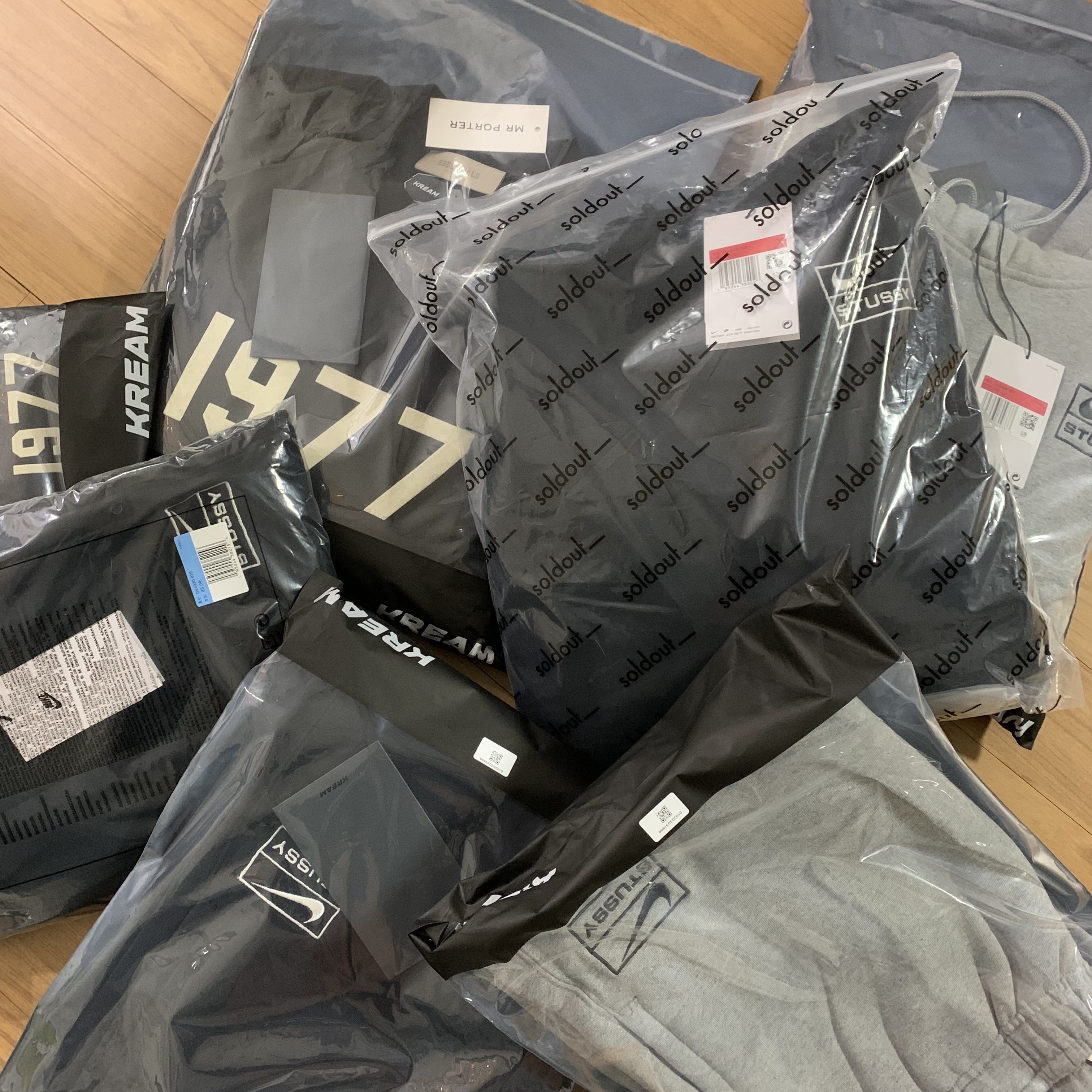 Nike x Stussy NRG RA Washed Fleece Pants Black (DN4030-010), Nike x Stussy NRG RA Pullover Hoodie Dark Grey Heather (DJ9488-063) 착용 스타일