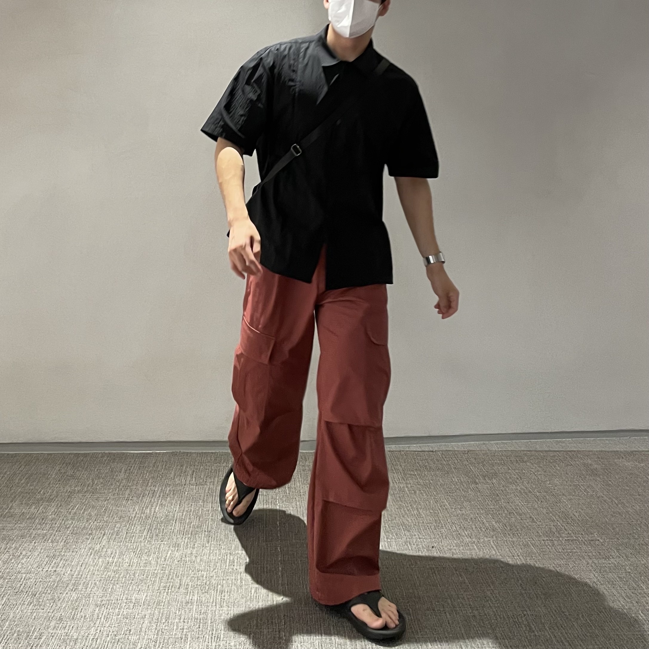 Oofos OOriginal Black 착용 스타일 - 2