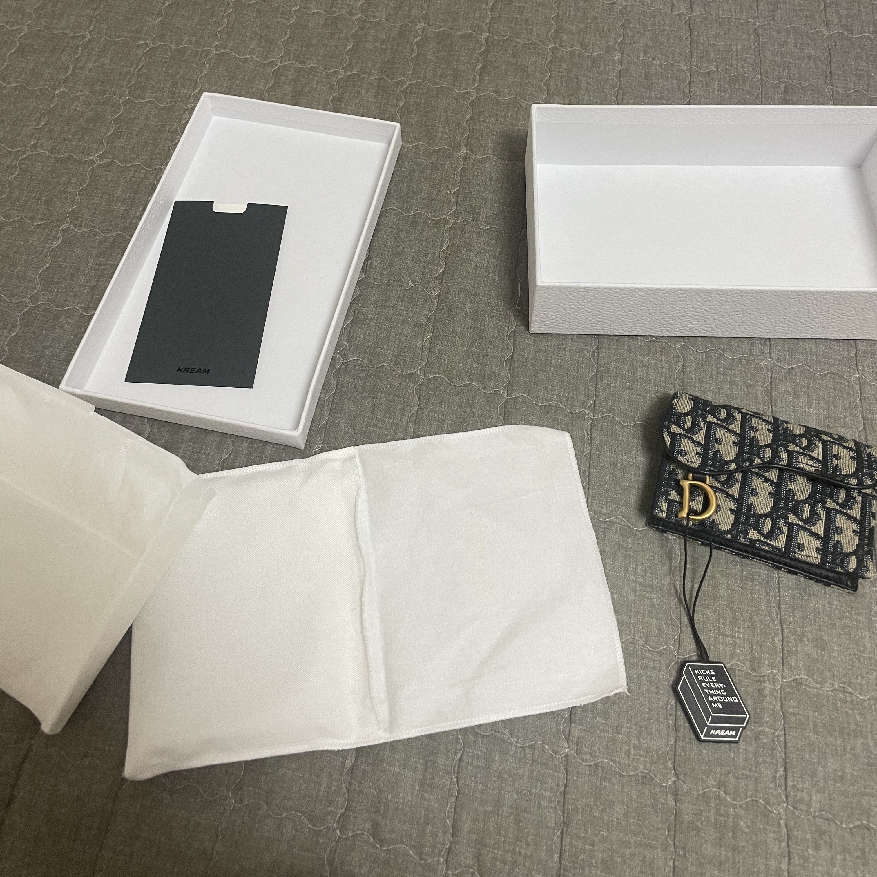 Dior Saddle Flap Card Holder Blue Dior Oblique Jacquard 착용 스타일 - 2