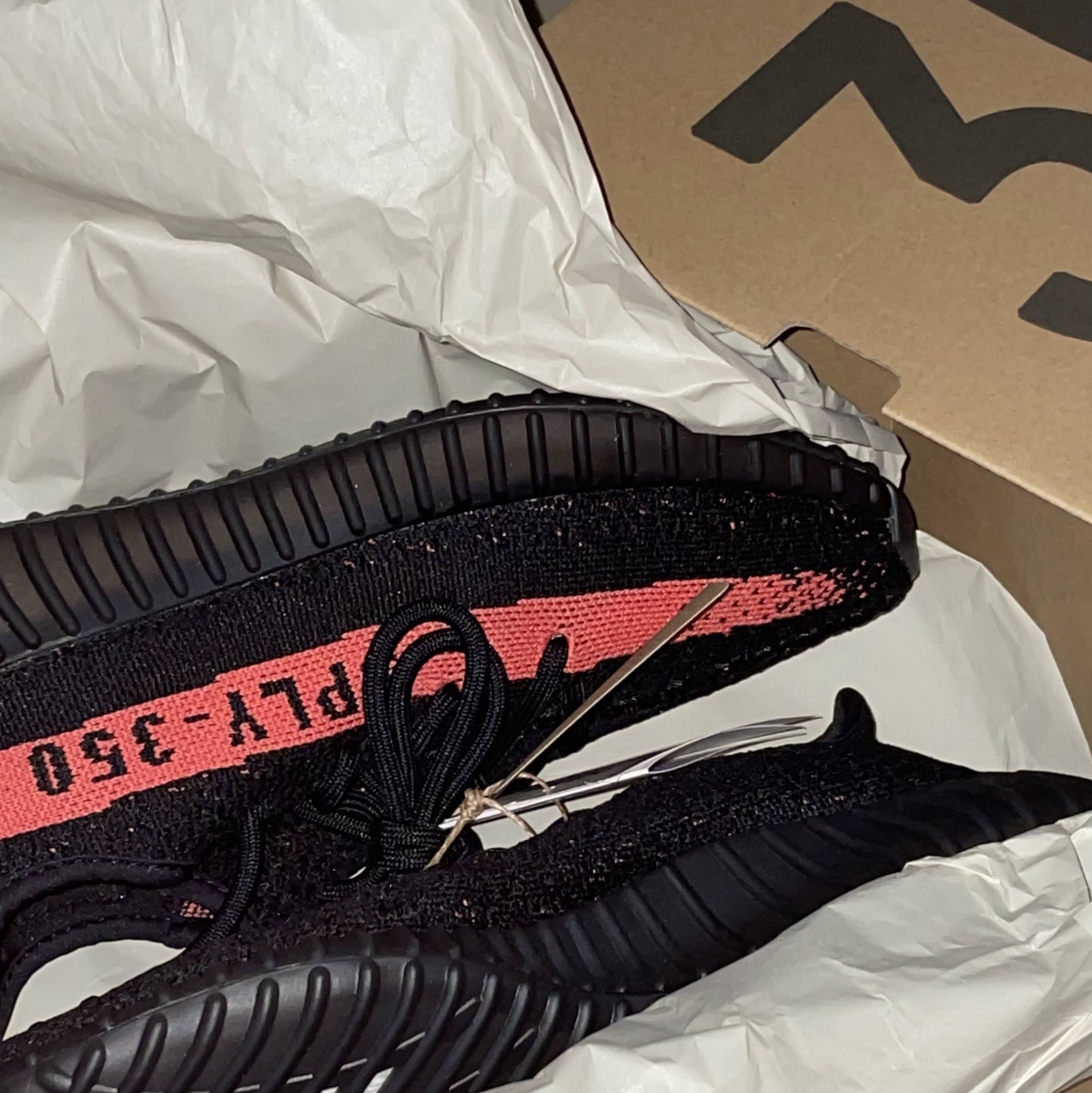 Adidas Yeezy Boost 350 V2 Core Black Red 2022/2023 착용 스타일
