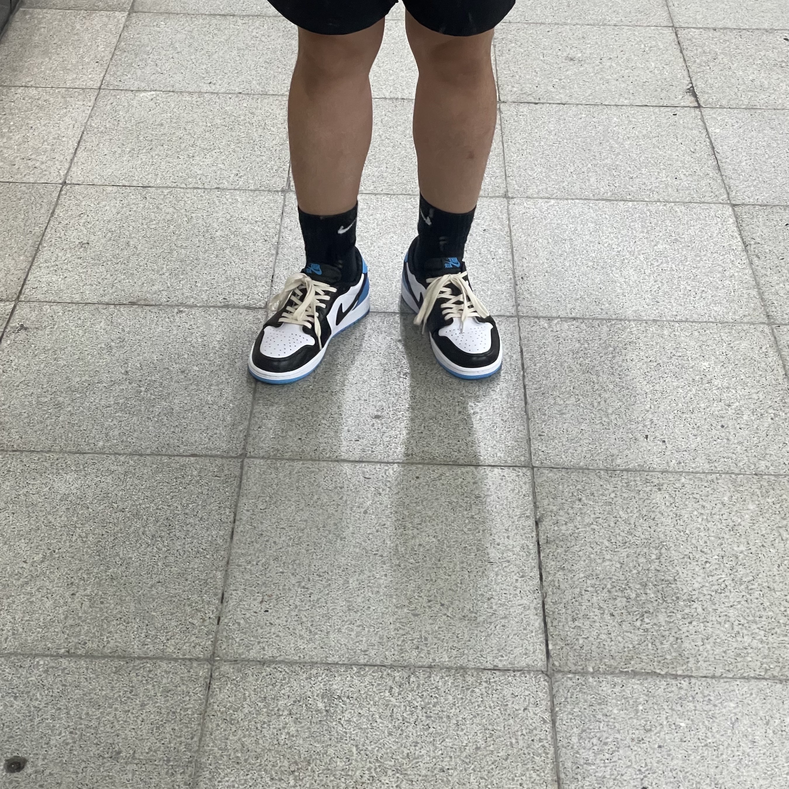 Jordan 1 Retro Low OG Black and Dark Powder Blue 착용 스타일 - 2