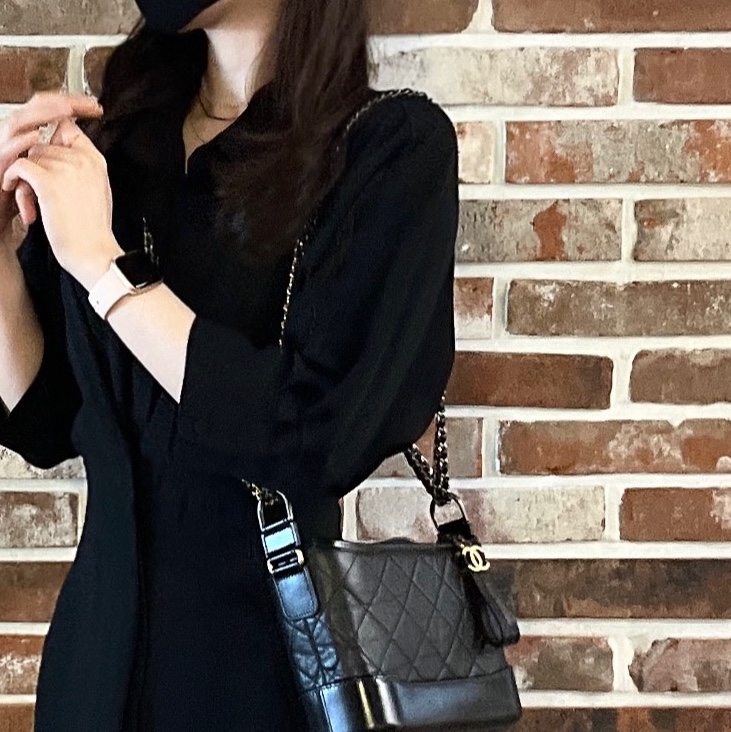 Chanel Gabrielle Small Hobo Bag Aged Calfskin & Gold Black 착용 스타일