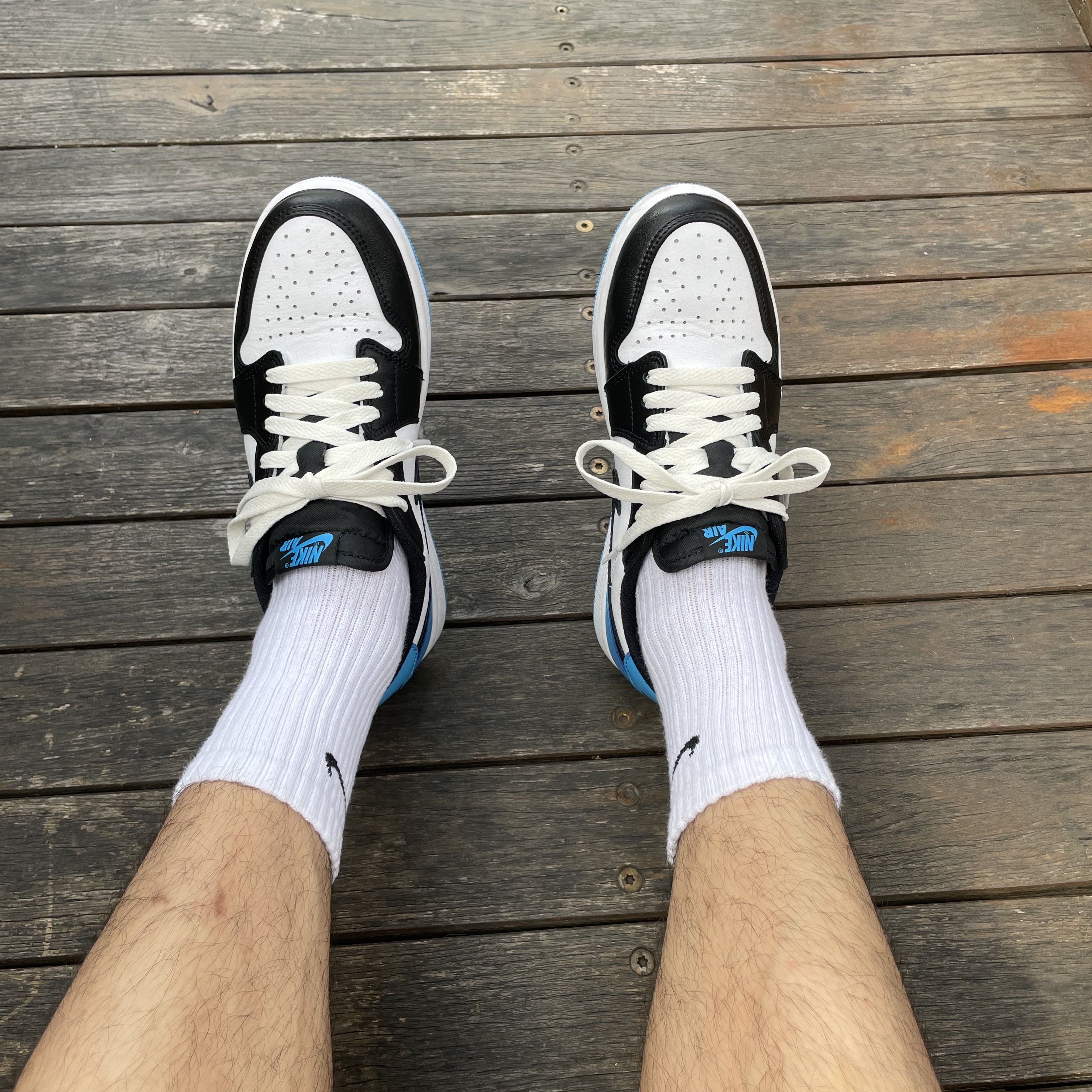 Jordan 1 Retro Low OG Black and Dark Powder Blue 착용 스타일 - 1