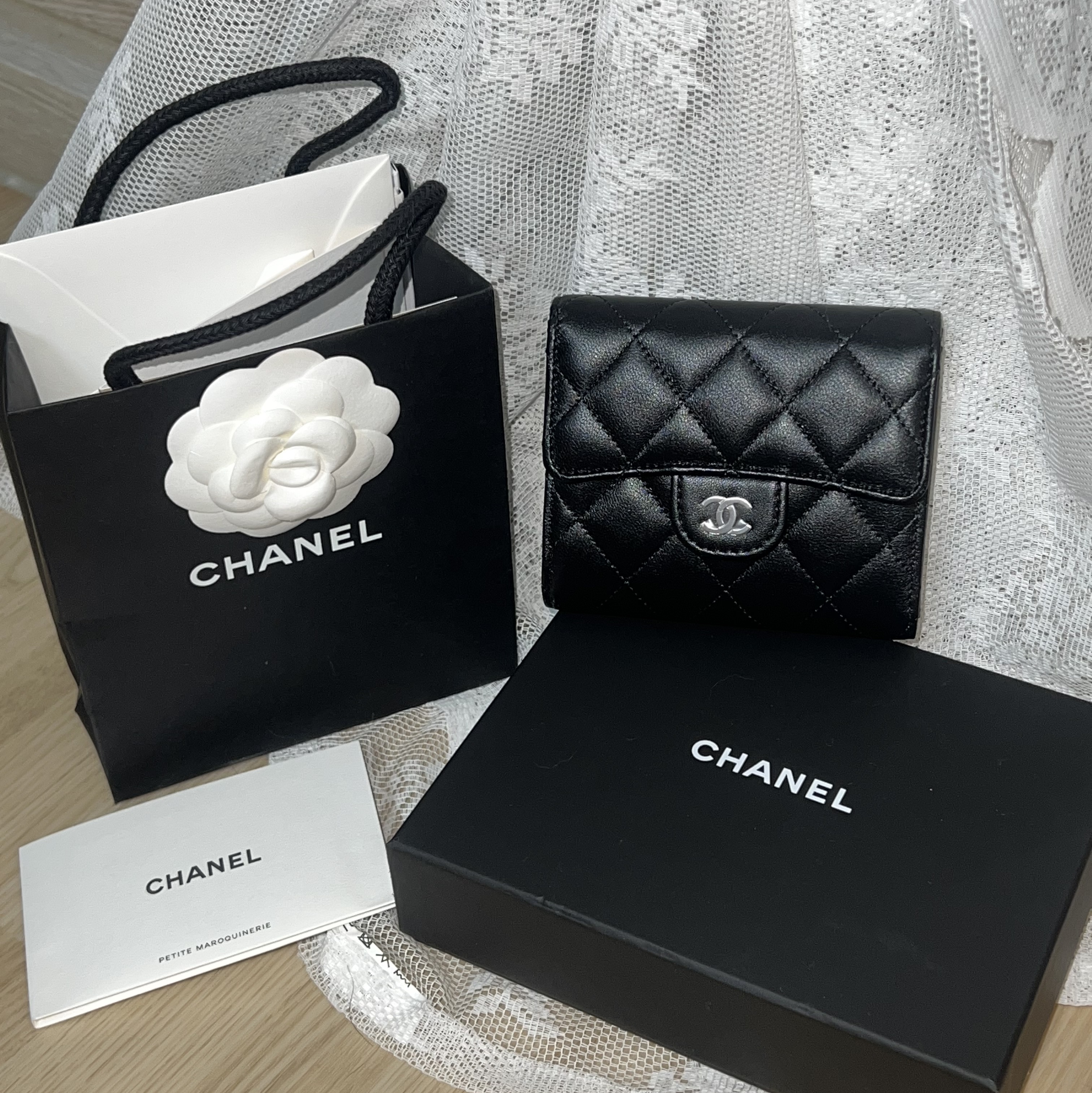 Chanel Classic Small Flap Wallet Lambskin & Silver Black 착용 스타일