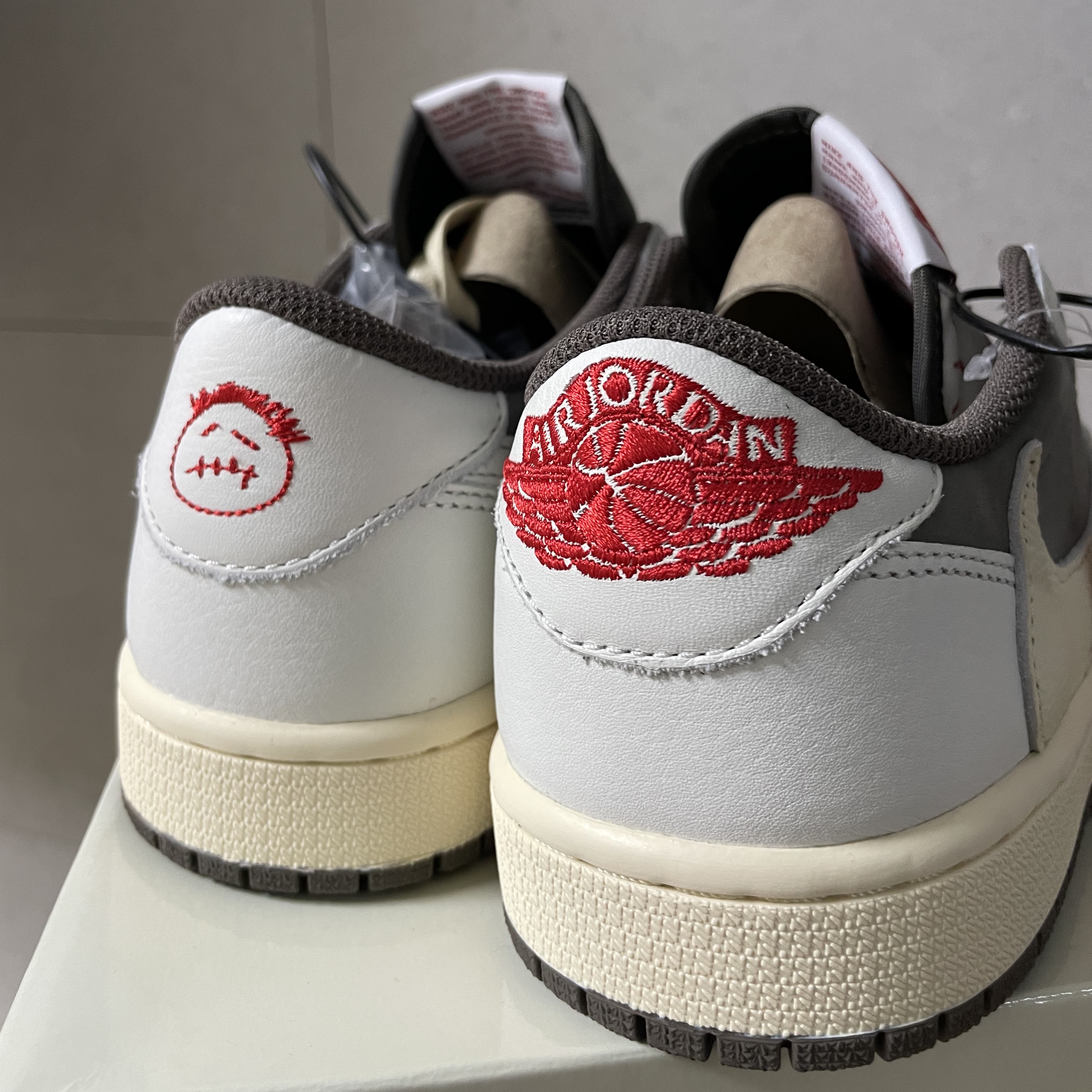 Jordan 1 x Travis Scott Retro Low OG SP Sail and Ridgerock 착용 스타일