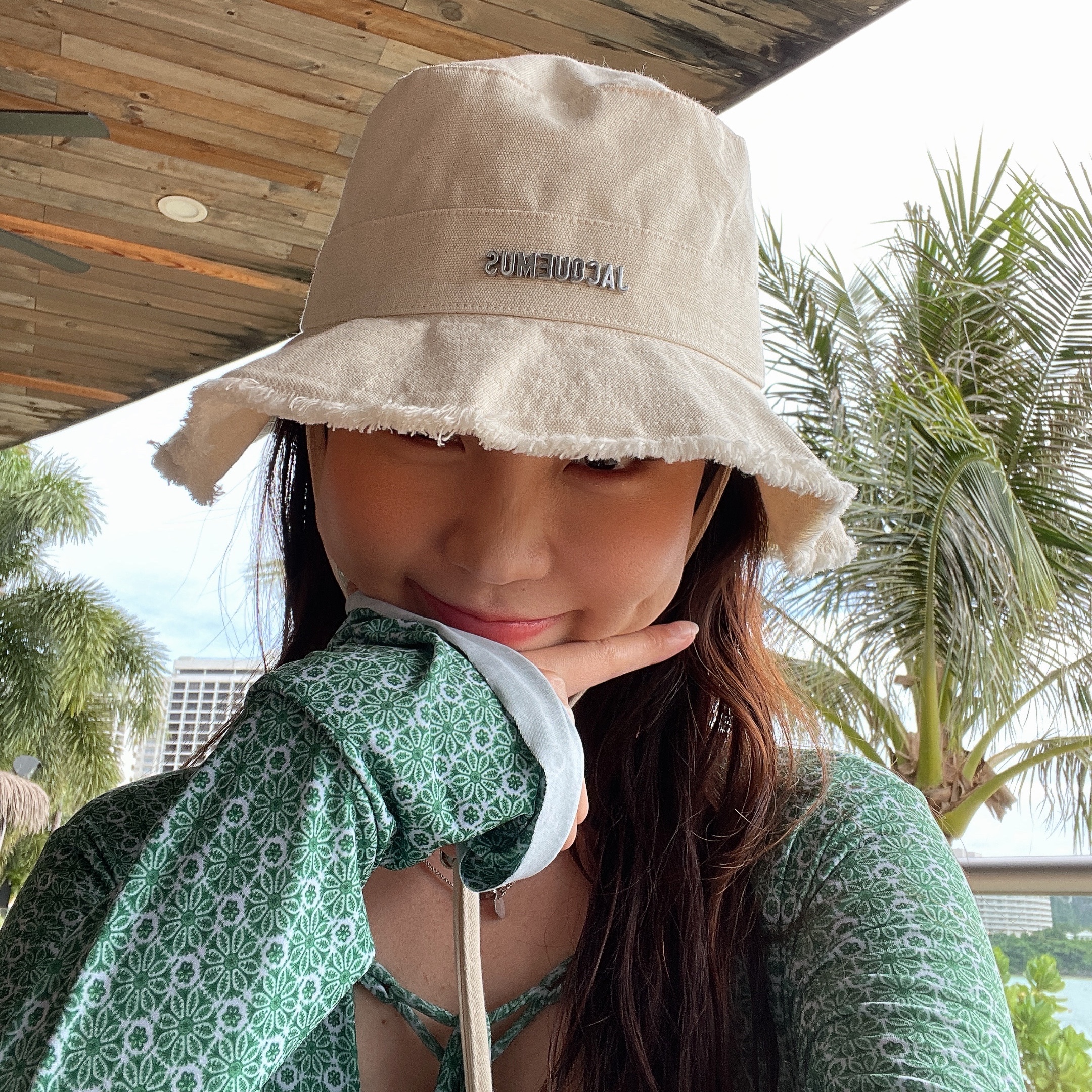 Jacquemus Le Bob Artichaut Bucket Hat Off White 착용 스타일 - 2