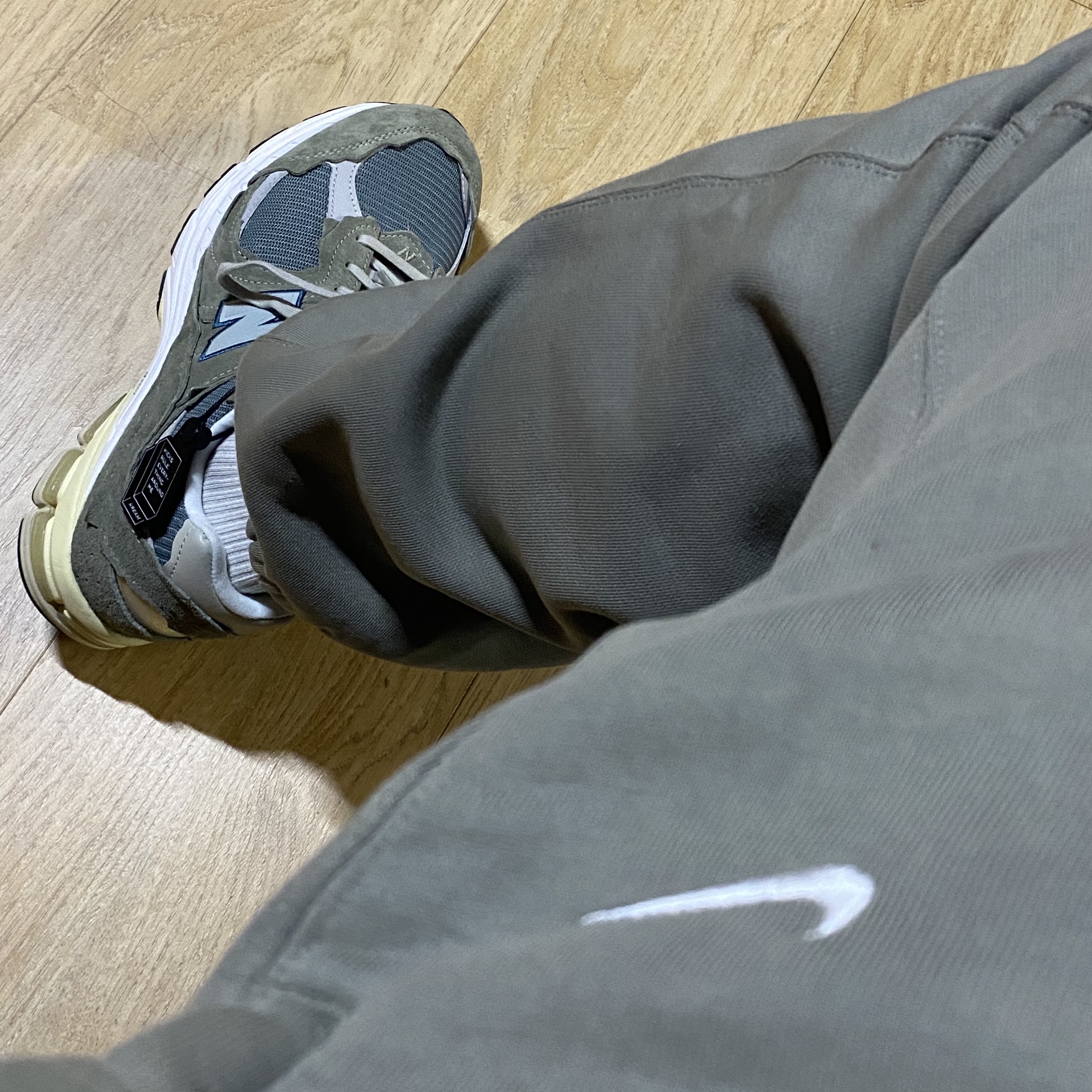 New Balance 2002R Protection Pack Mirage Grey, (W) Nike NRG Solo Swoosh Fleece Pants Light Army - US/EU 착용 스타일 - 3