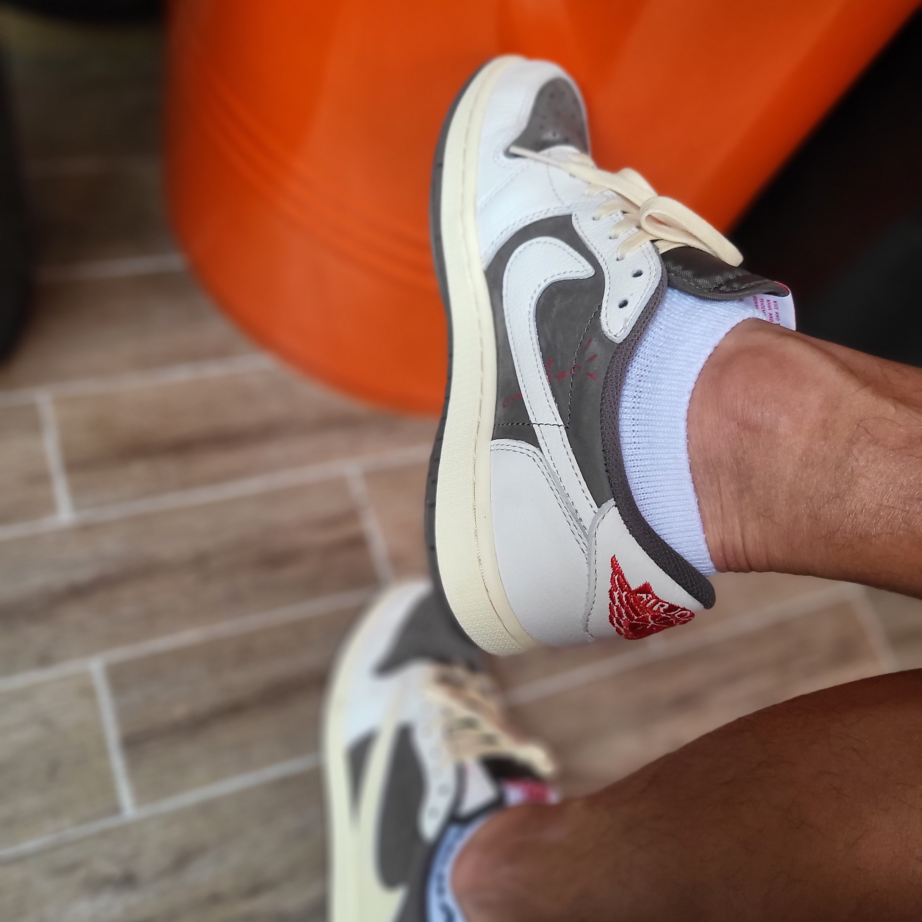 Jordan 1 x Travis Scott Retro Low OG SP Sail and Ridgerock 착용 스타일