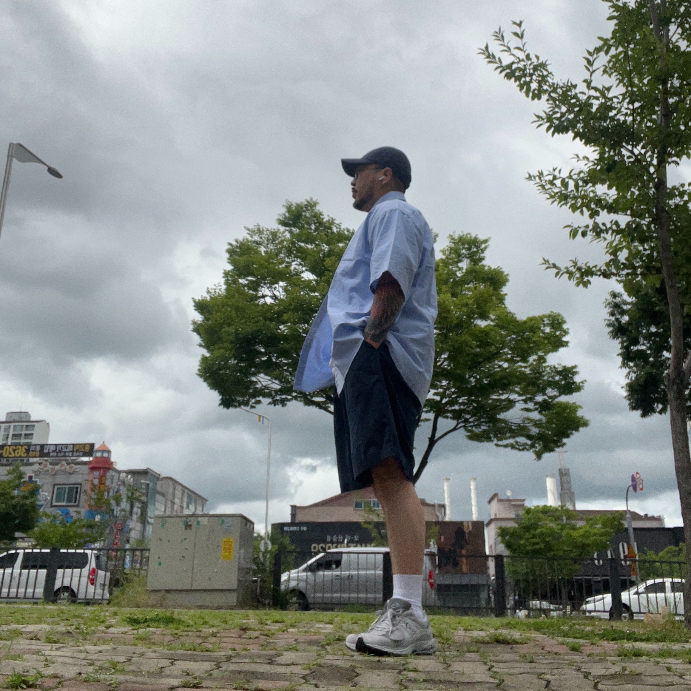 New Balance x Invincible x N.Hoolywood 2002R Gray 착용 스타일
