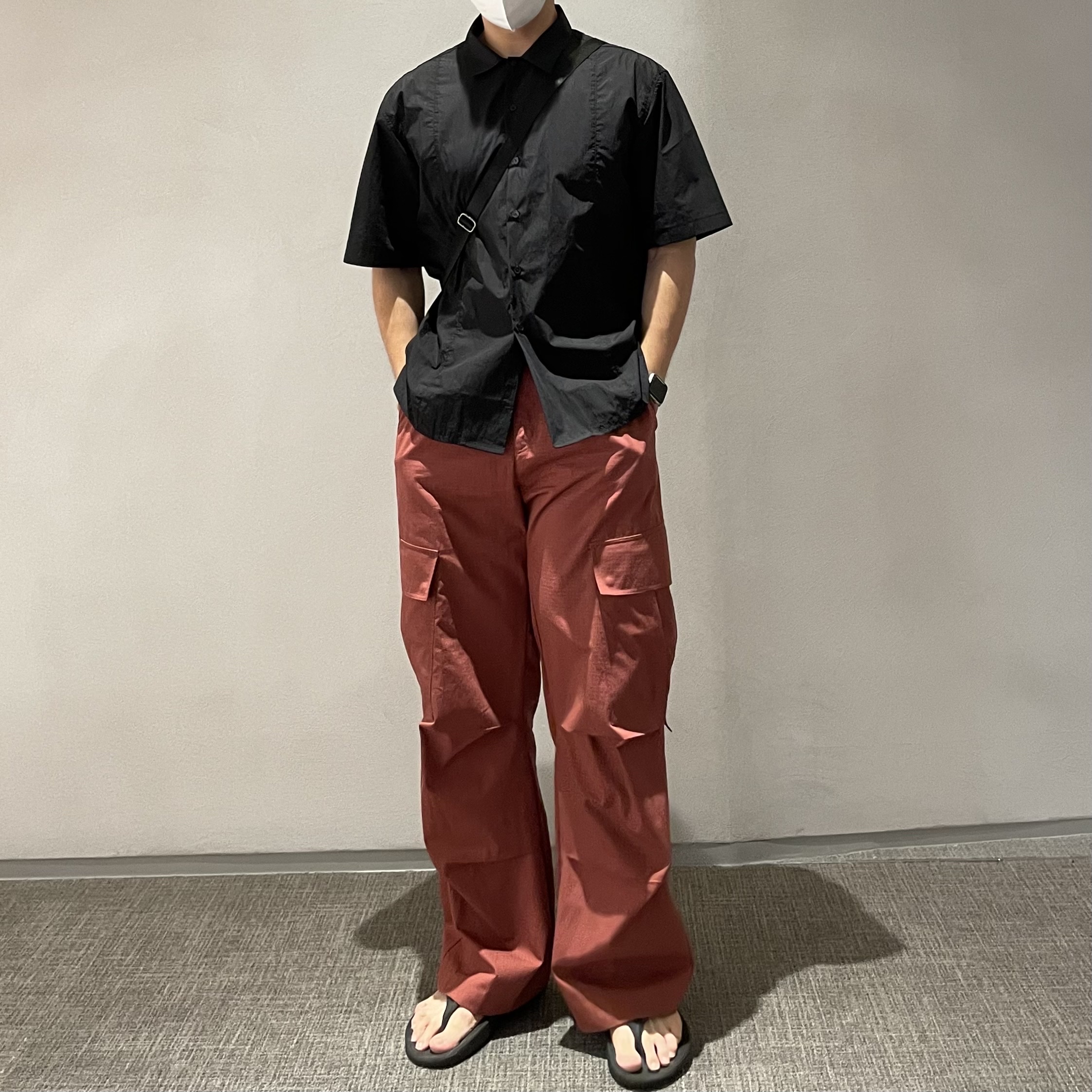 Oofos OOriginal Black 착용 스타일 - 1