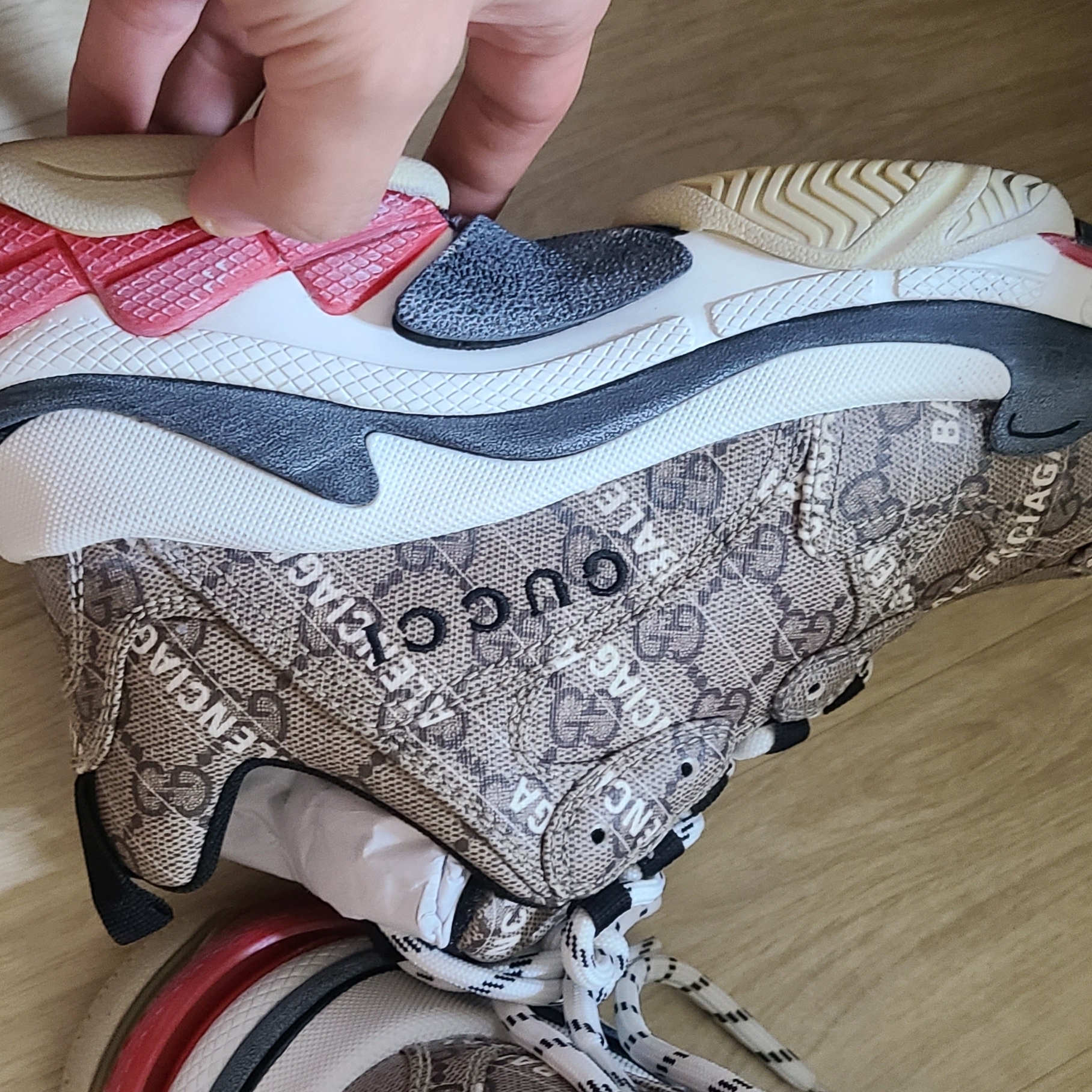 (W) Balenciaga x Gucci The Hacker Project Triple S Sneakers Beige Ebony GG Supreme Black White Red 착용 스타일 - 4