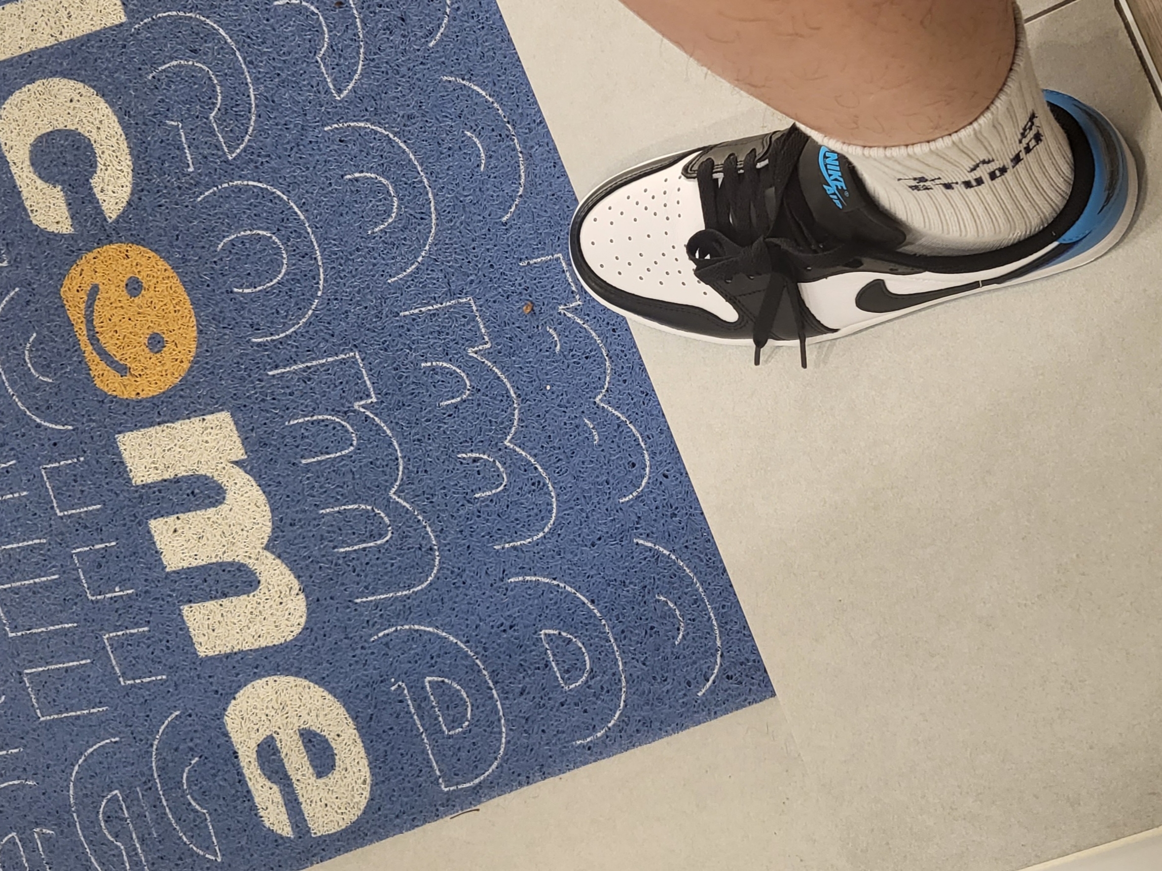 Jordan 1 Retro Low OG Black and Dark Powder Blue 착용 스타일