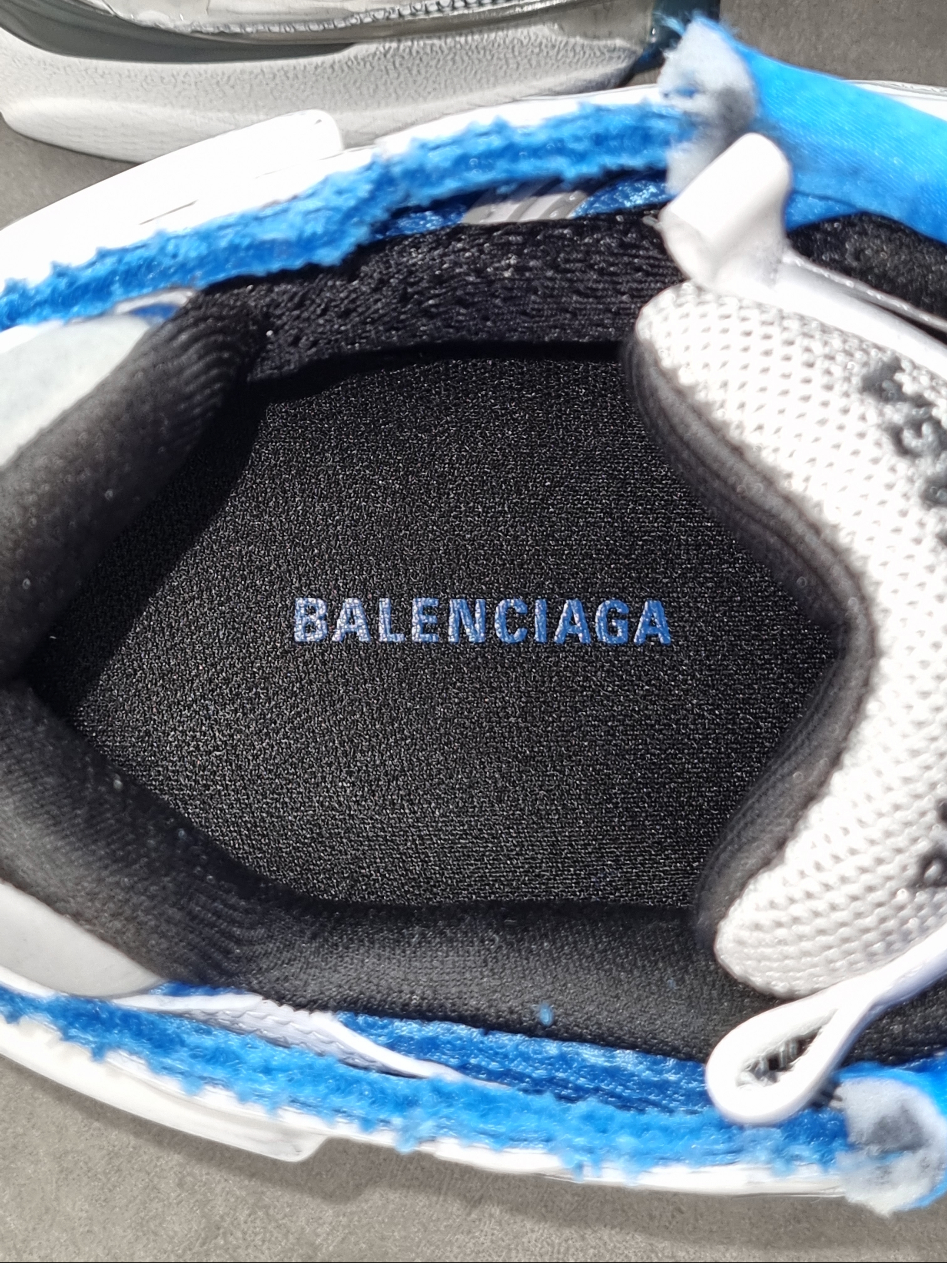 Balenciaga Runner Sneakers Blue White 착용 스타일 - 5