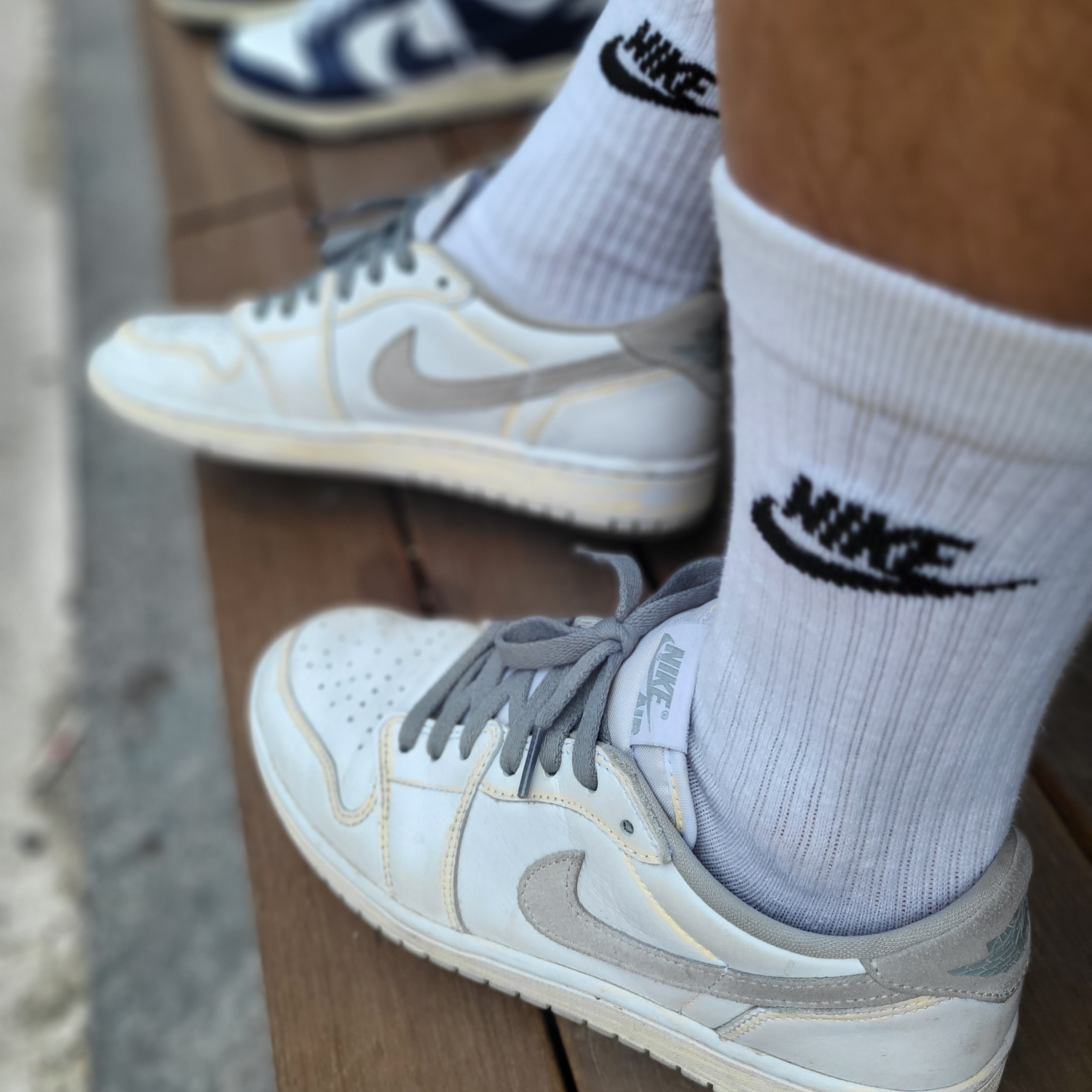Jordan 1 Low OG Neutral Grey, (W) Nike Dunk Low Vintage Midnight Navy 착용 스타일 - 1