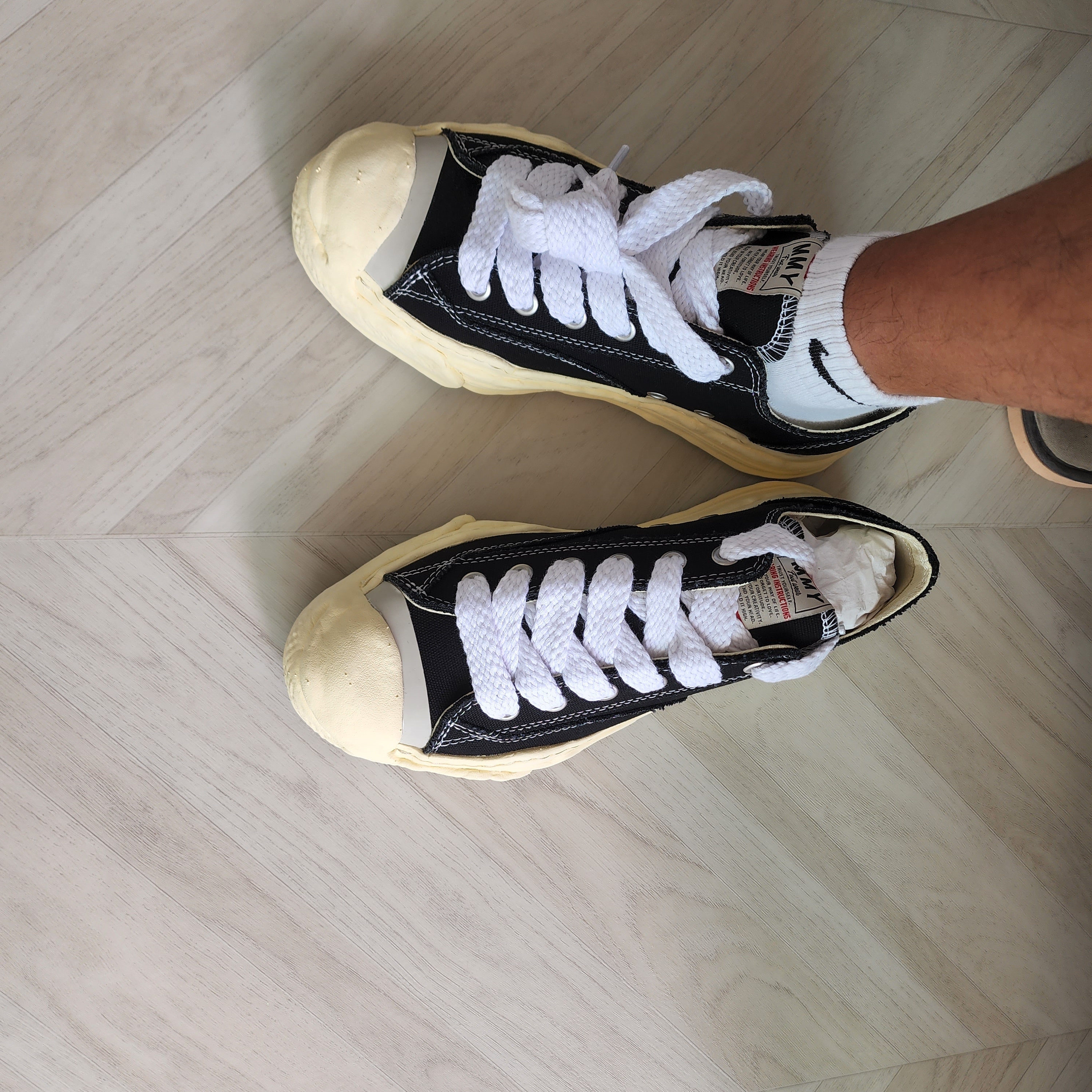 Maison Mihara Yasuhiro Hank VL OG Sole Canvas Low-top Sneakers Black 착용 스타일