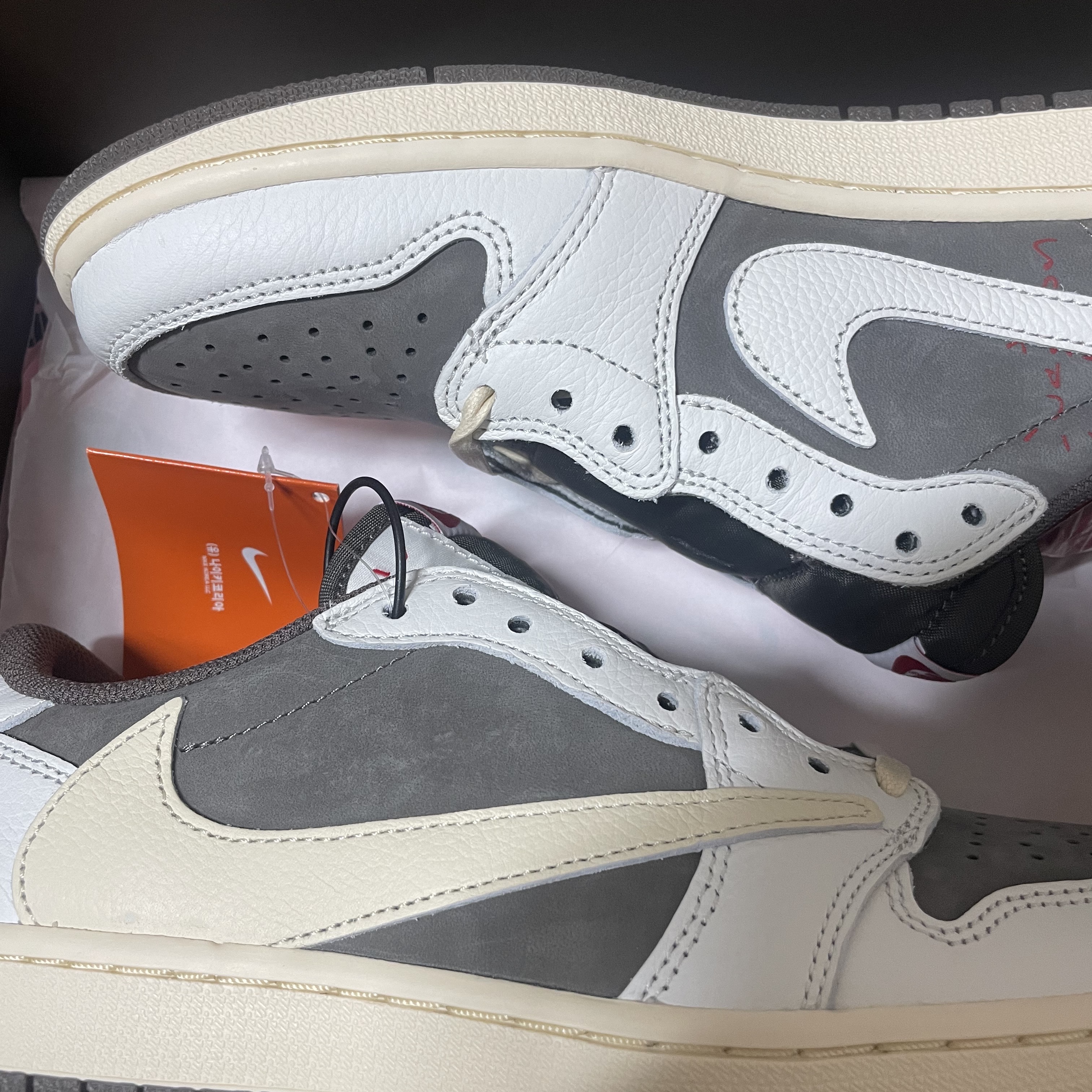 Jordan 1 x Travis Scott Retro Low OG SP Sail and Ridgerock 착용 스타일