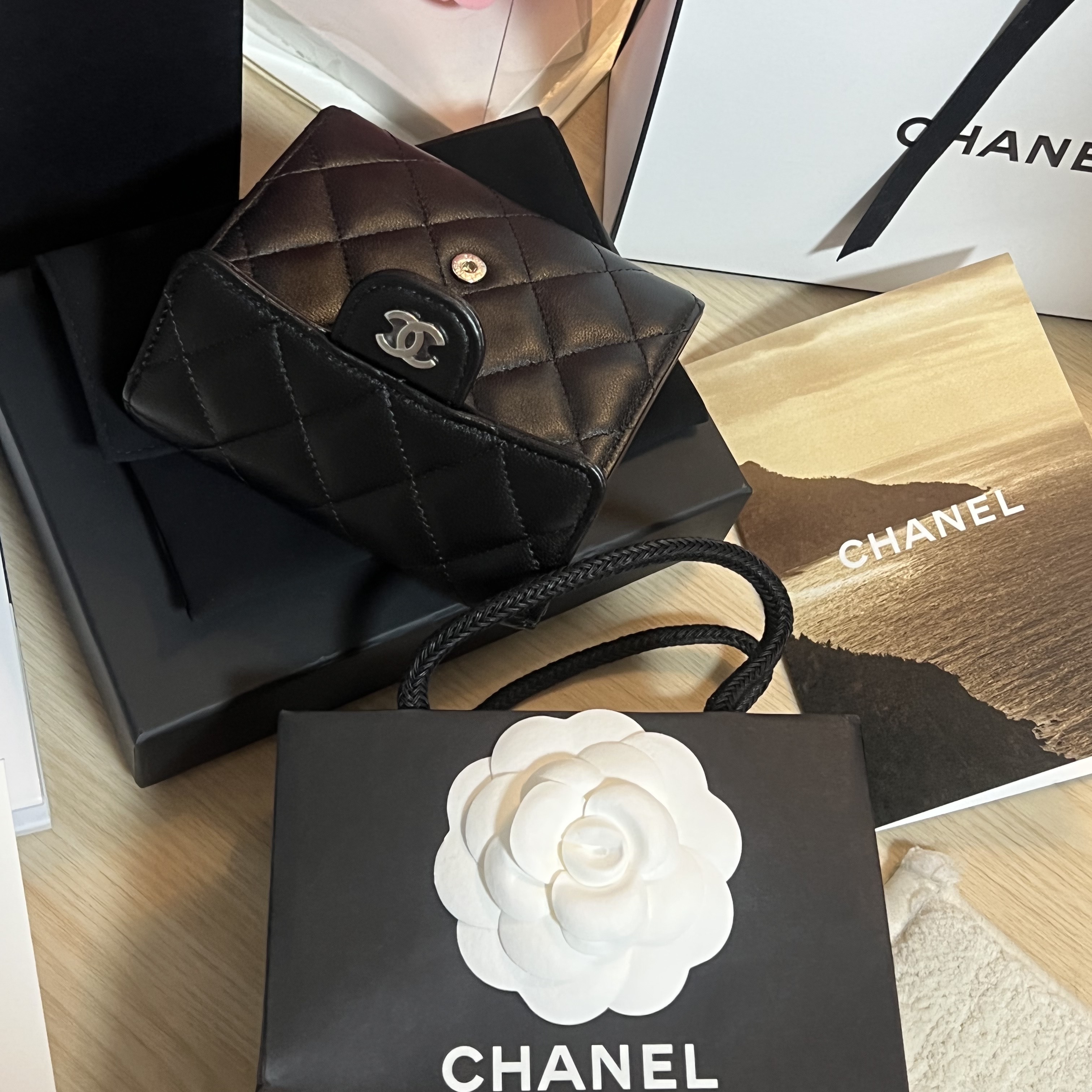 Chanel Classic Small Flap Wallet Lambskin & Silver Black 착용 스타일