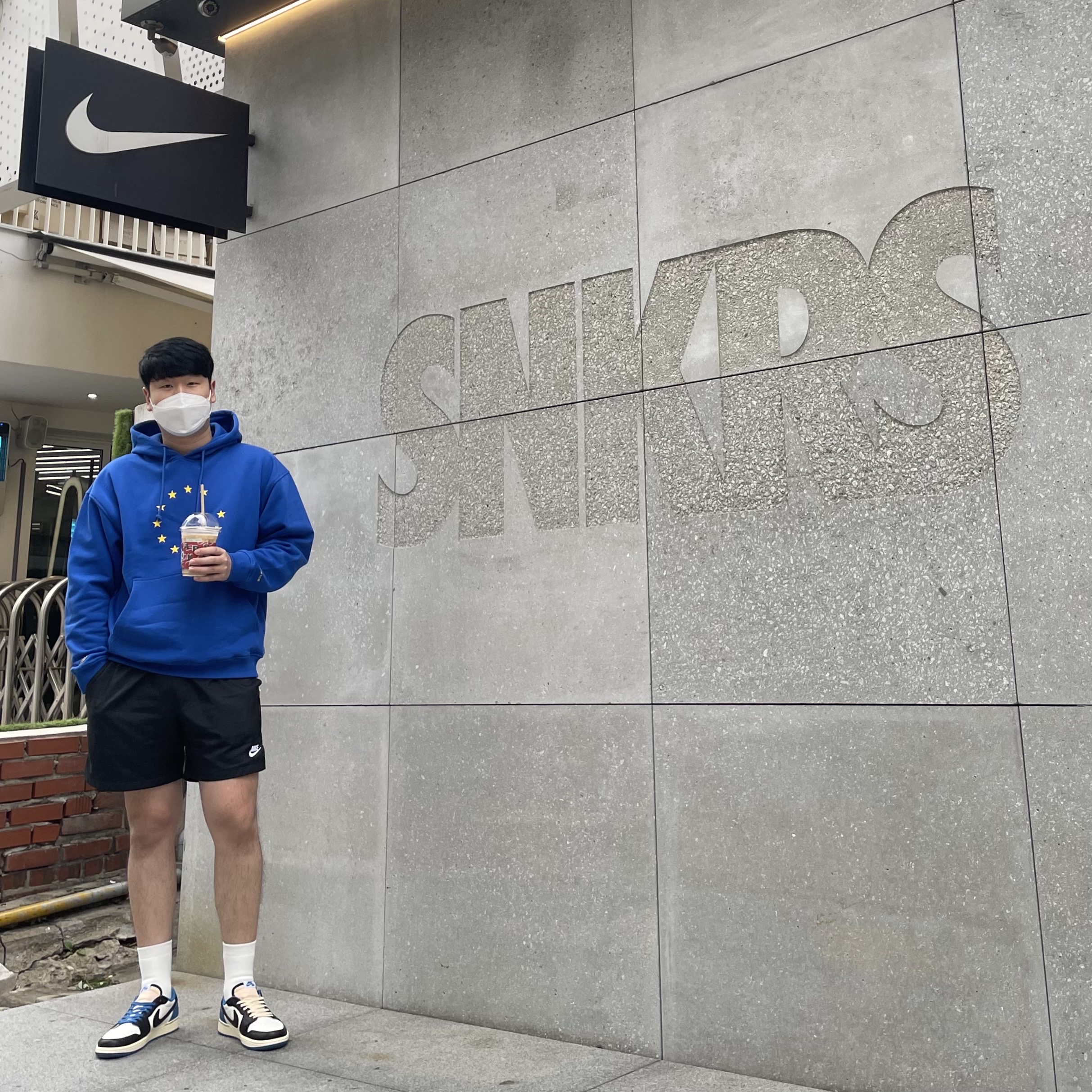 Jordan 1 x Travis Scott x Fragment Retro Low OG SP Military Blue, Souvenir Official Eunify Classic Hoodie Blue 착용 스타일