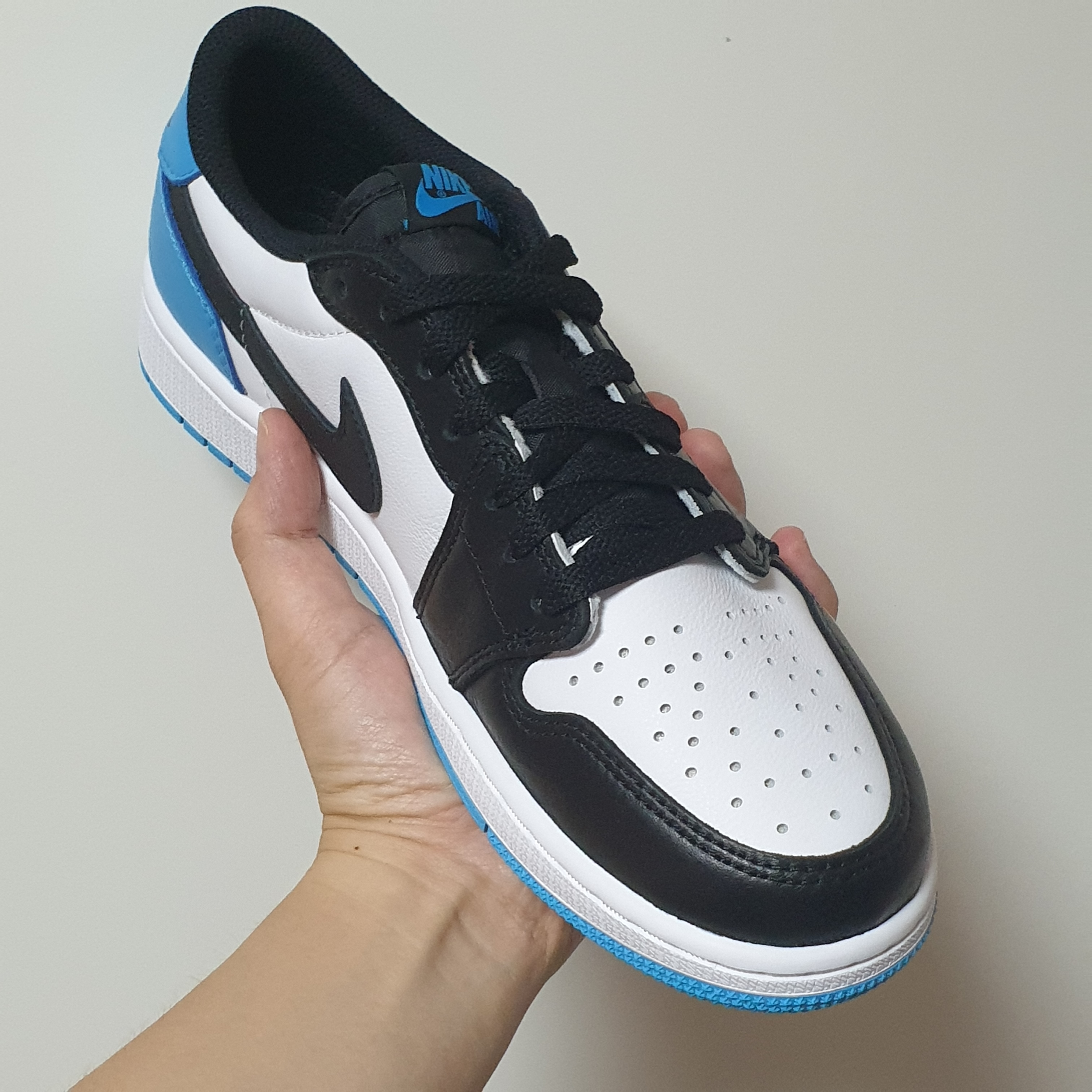 Jordan 1 Retro Low OG Black and Dark Powder Blue, (GS) Nike Dunk Low Black 착용 스타일 - 1