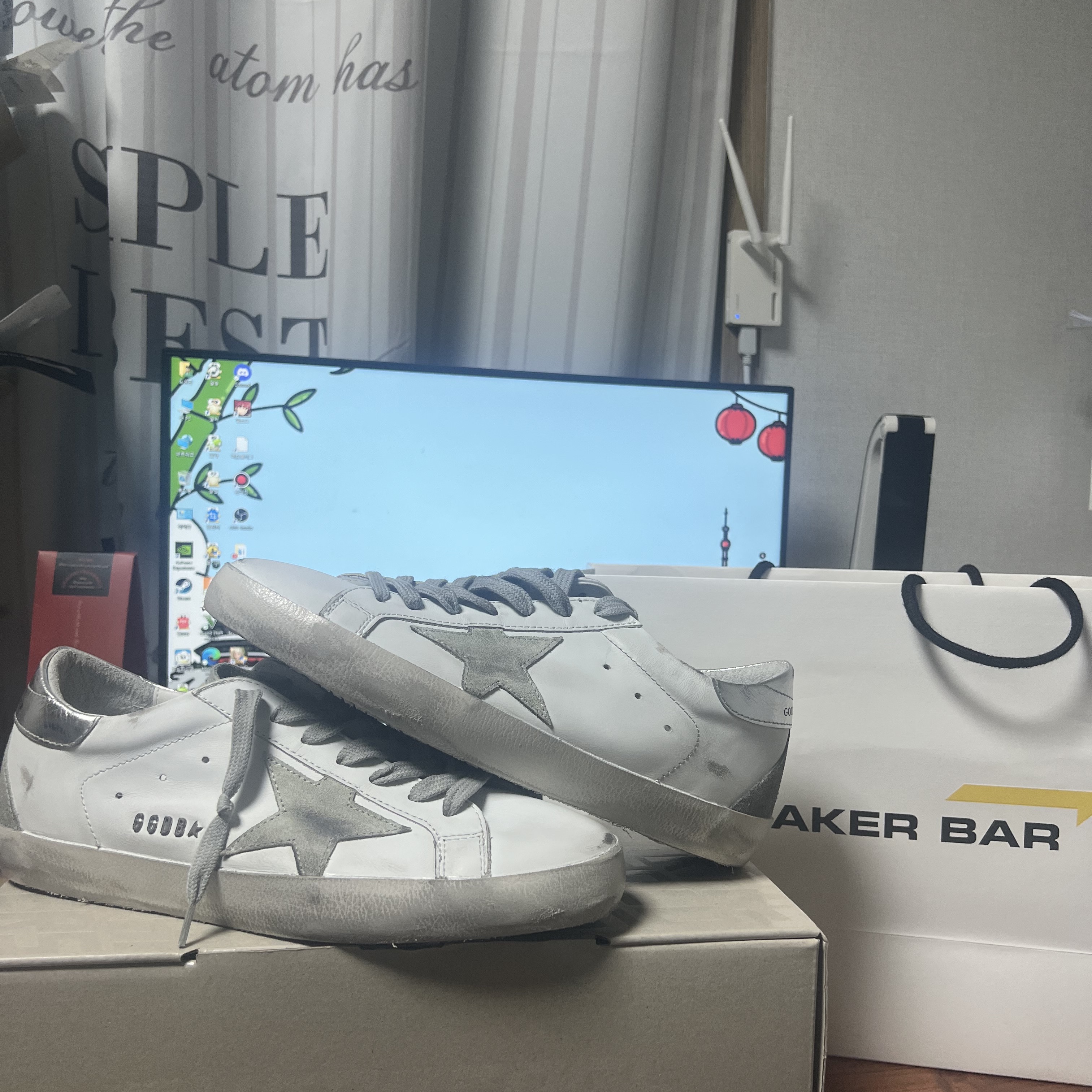 Golden Goose Superstar White Silver Heel Tab Sneakers 착용 스타일
