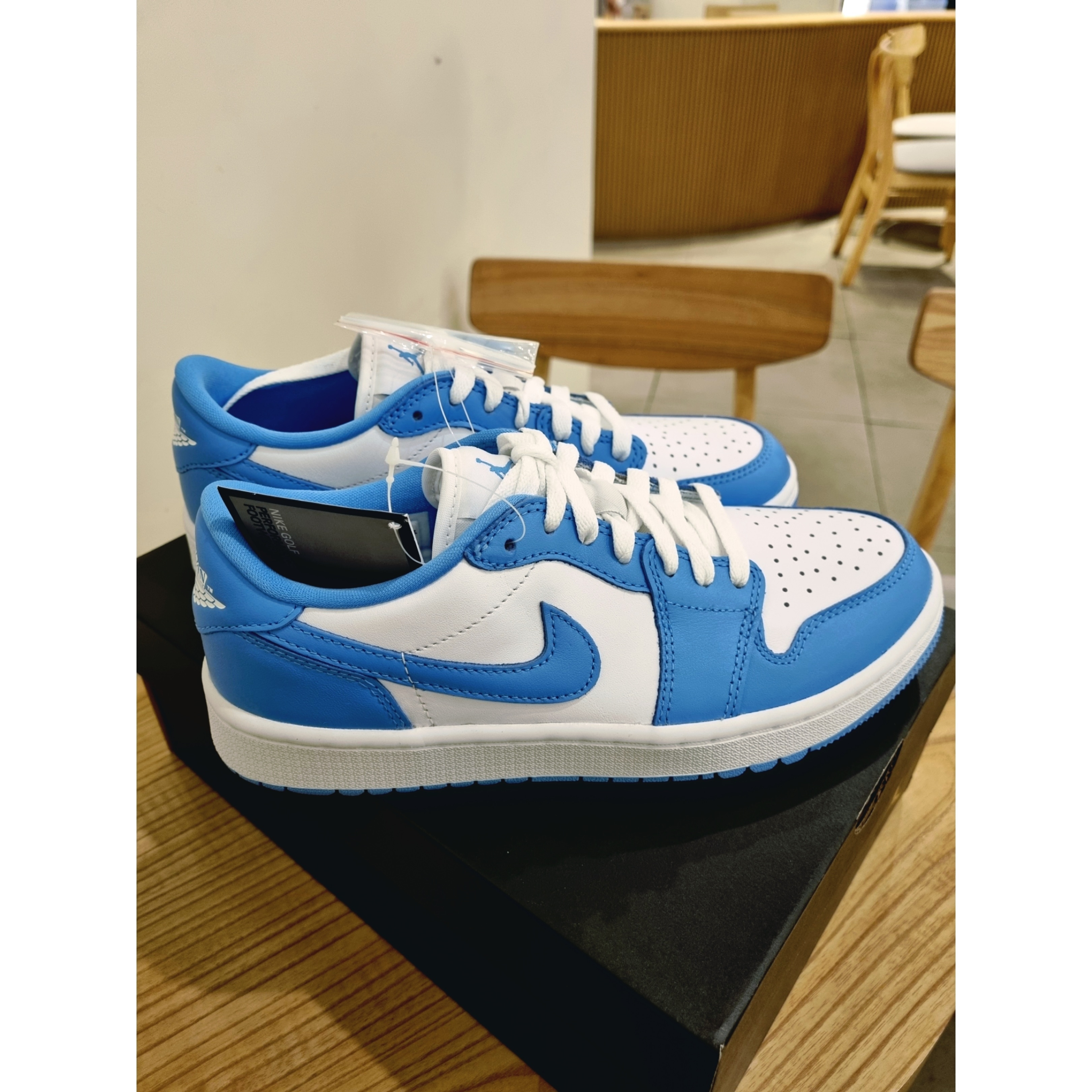 Jordan 1 Low Golf White and University Blue 착용 스타일