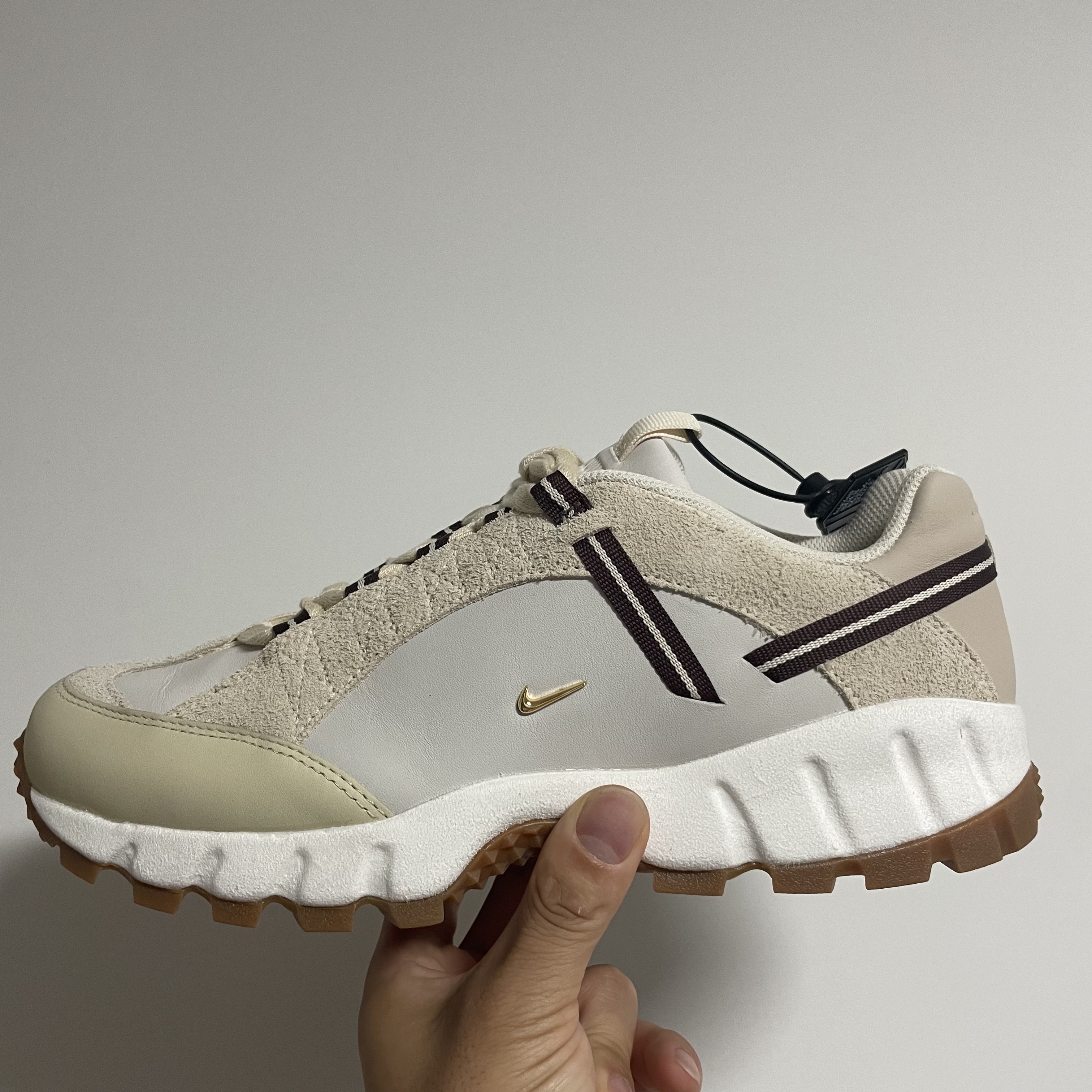 Nike x Jacquemus Air Humara LX Light Bone and Gold 착용 스타일 - 1