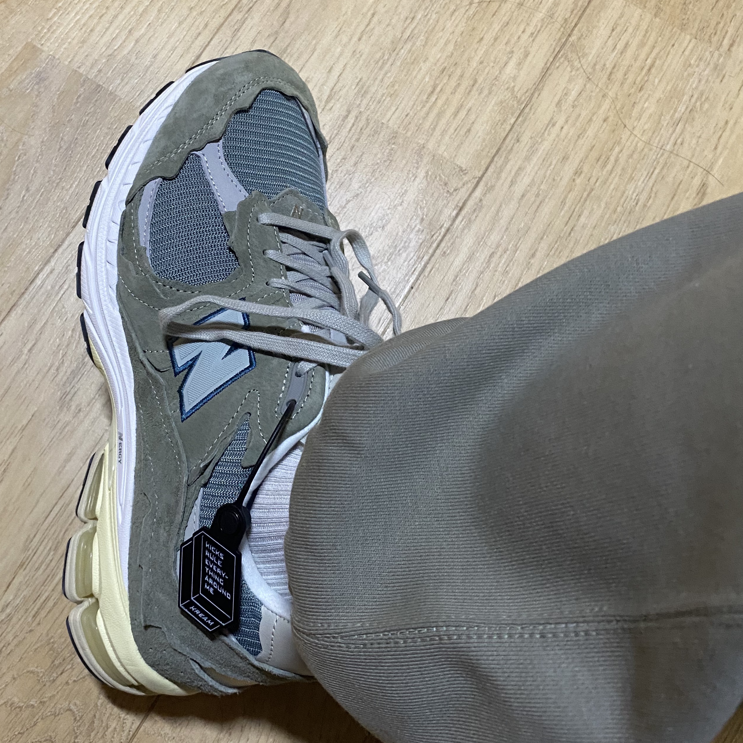 New Balance 2002R Protection Pack Mirage Grey, (W) Nike NRG Solo Swoosh Fleece Pants Light Army - US/EU 착용 스타일 - 2