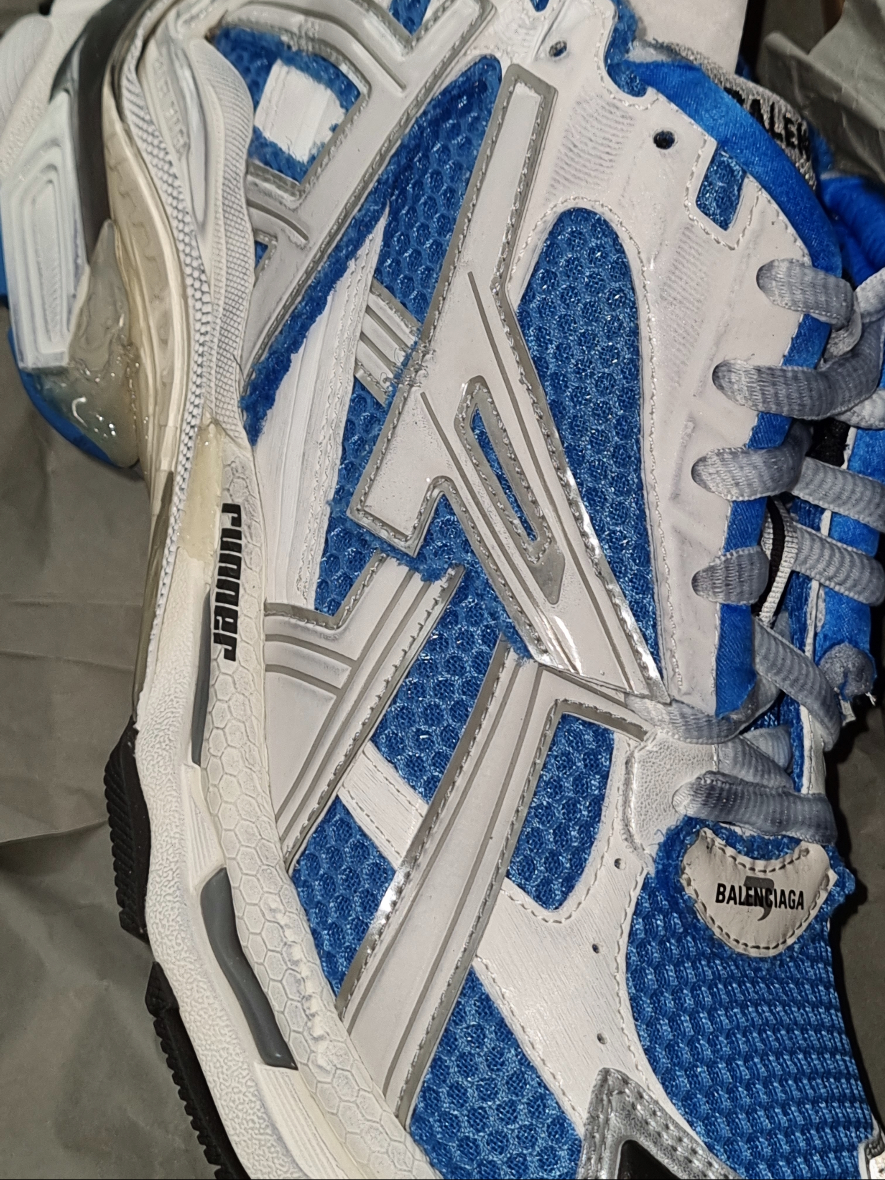 Balenciaga Runner Sneakers Blue White 착용 스타일 - 2