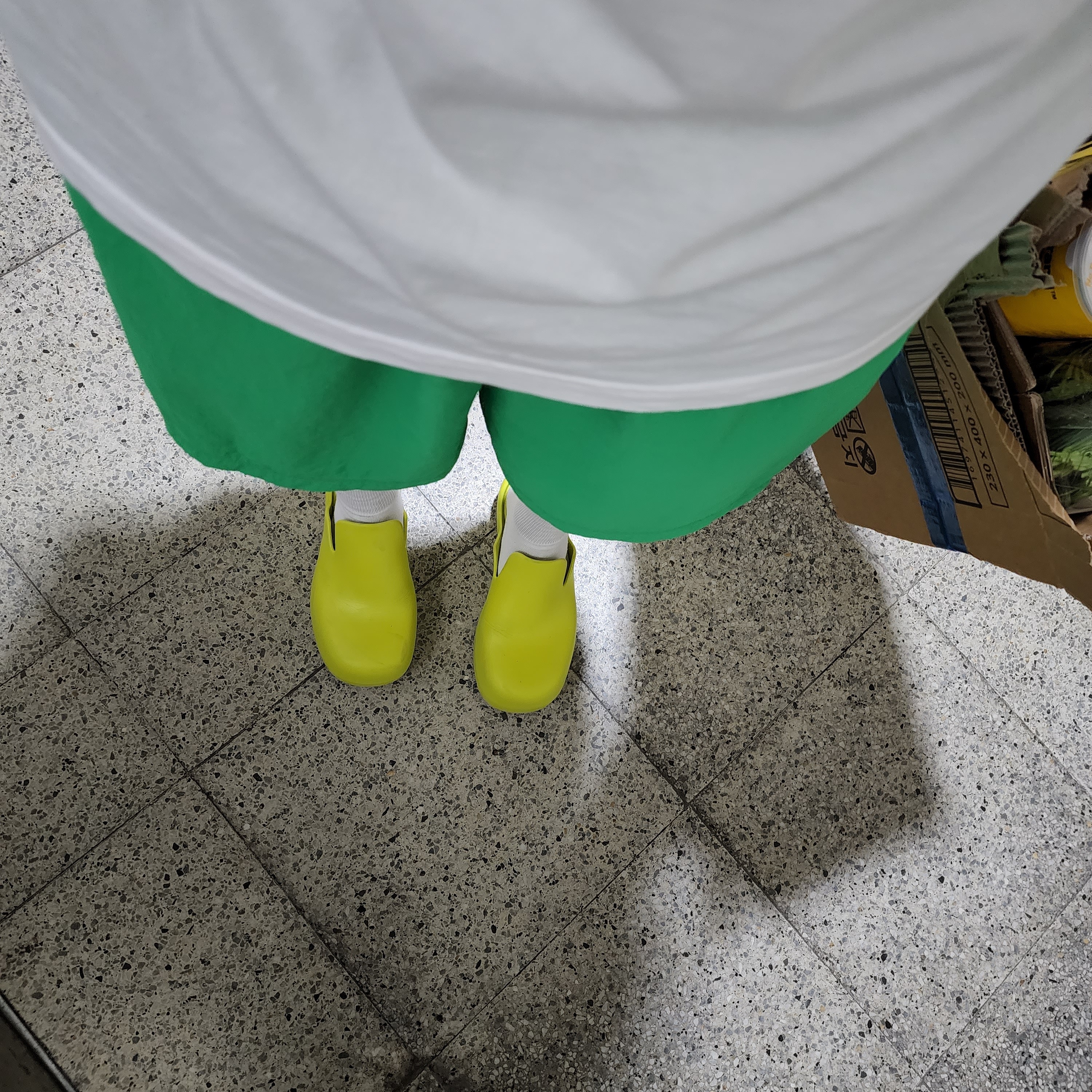 Bottega Veneta Rubber Flash Clog Kiwi 착용 스타일