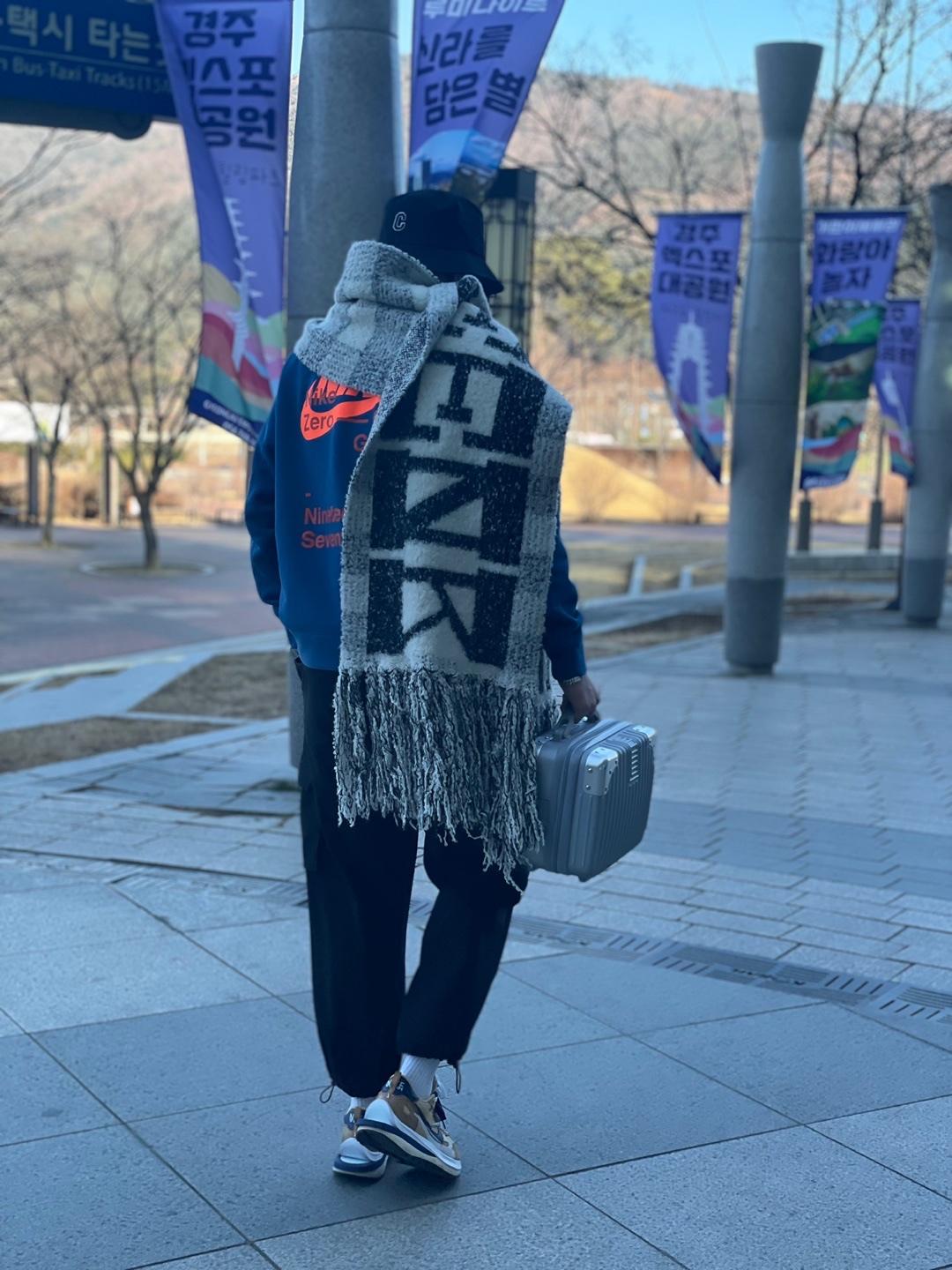 Nike x Sacai VaporWaffle Sesame and Blue Void 착용 스타일