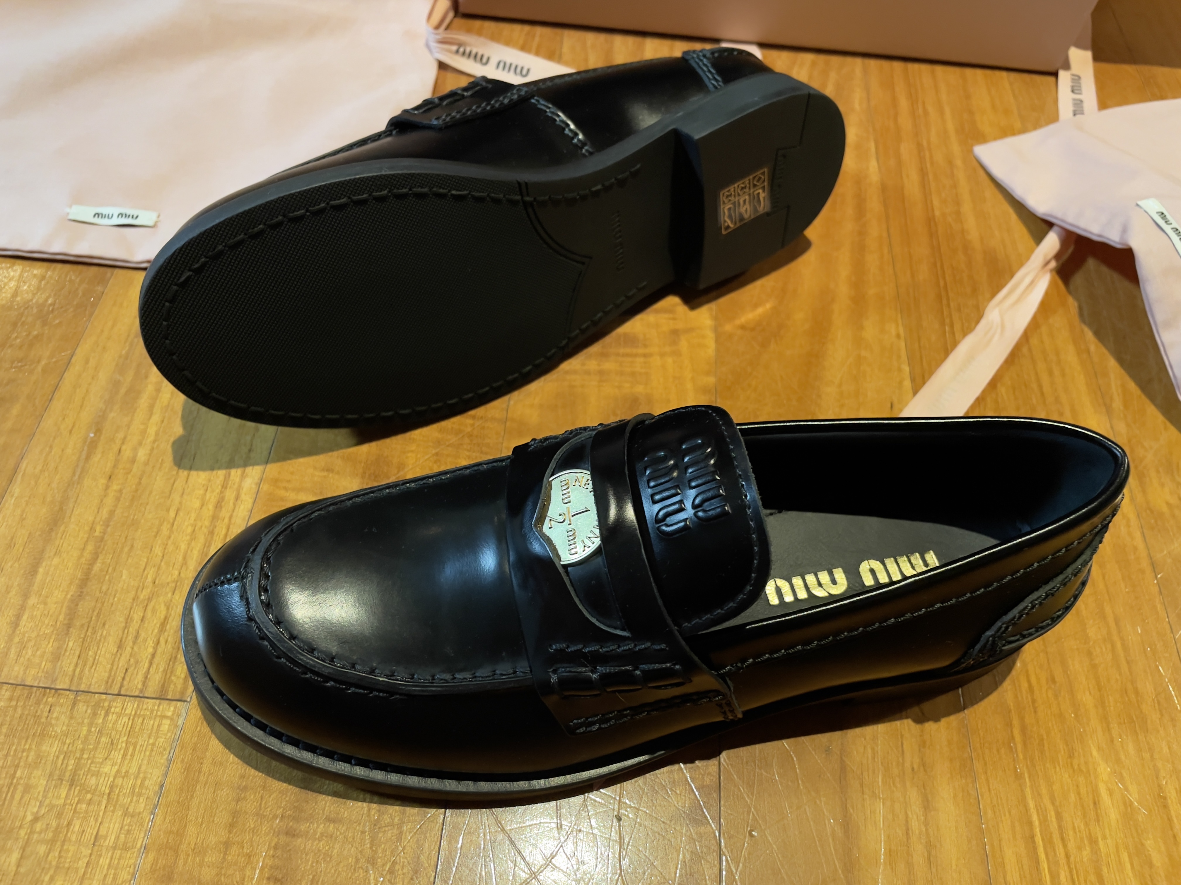 (W) Miu Miu Leather Penny Loafers Black 착용 스타일 - 4