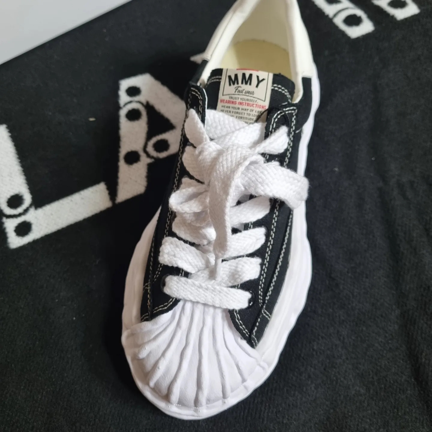 Maison Mihara Yasuhiro Blakey OG Sole Canvas Low-top Sneakers Black White 착용 스타일 - 2