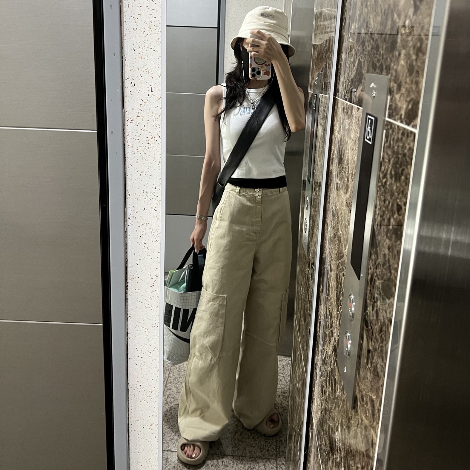 Jacquemus Le Bob Gadjo Bow Bucket Hat Off White, Adidas Yeezy Slide Pure - Re-Release Ver. 착용 스타일