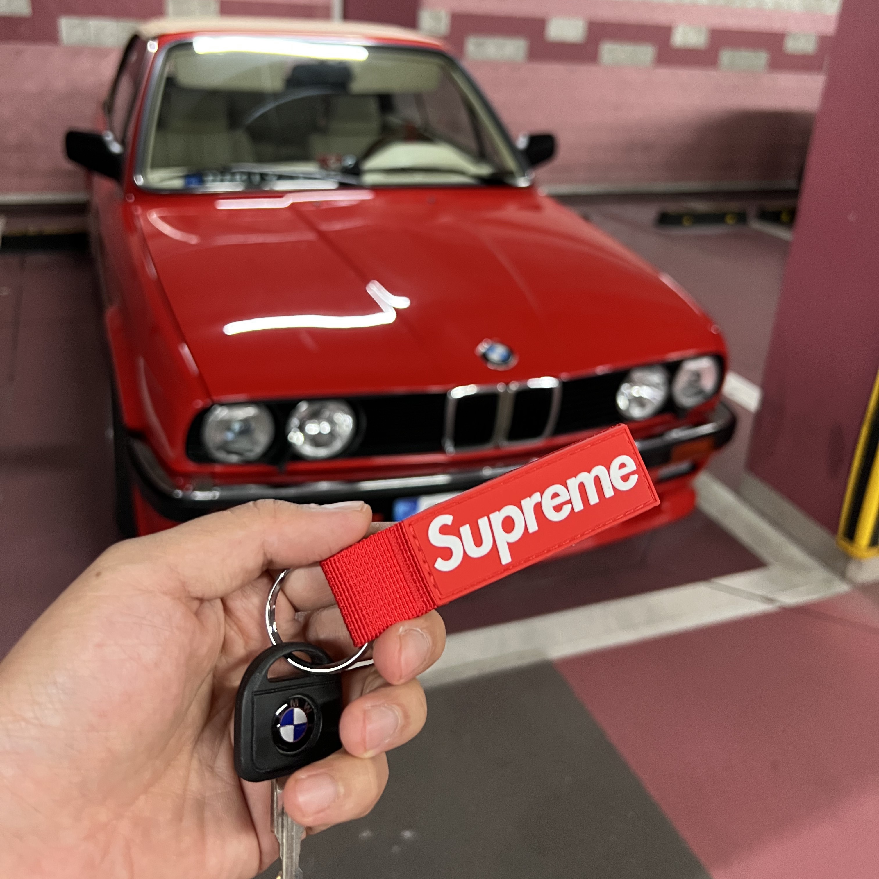 Supreme Webbing Keychain Red - 20FW 착용 스타일