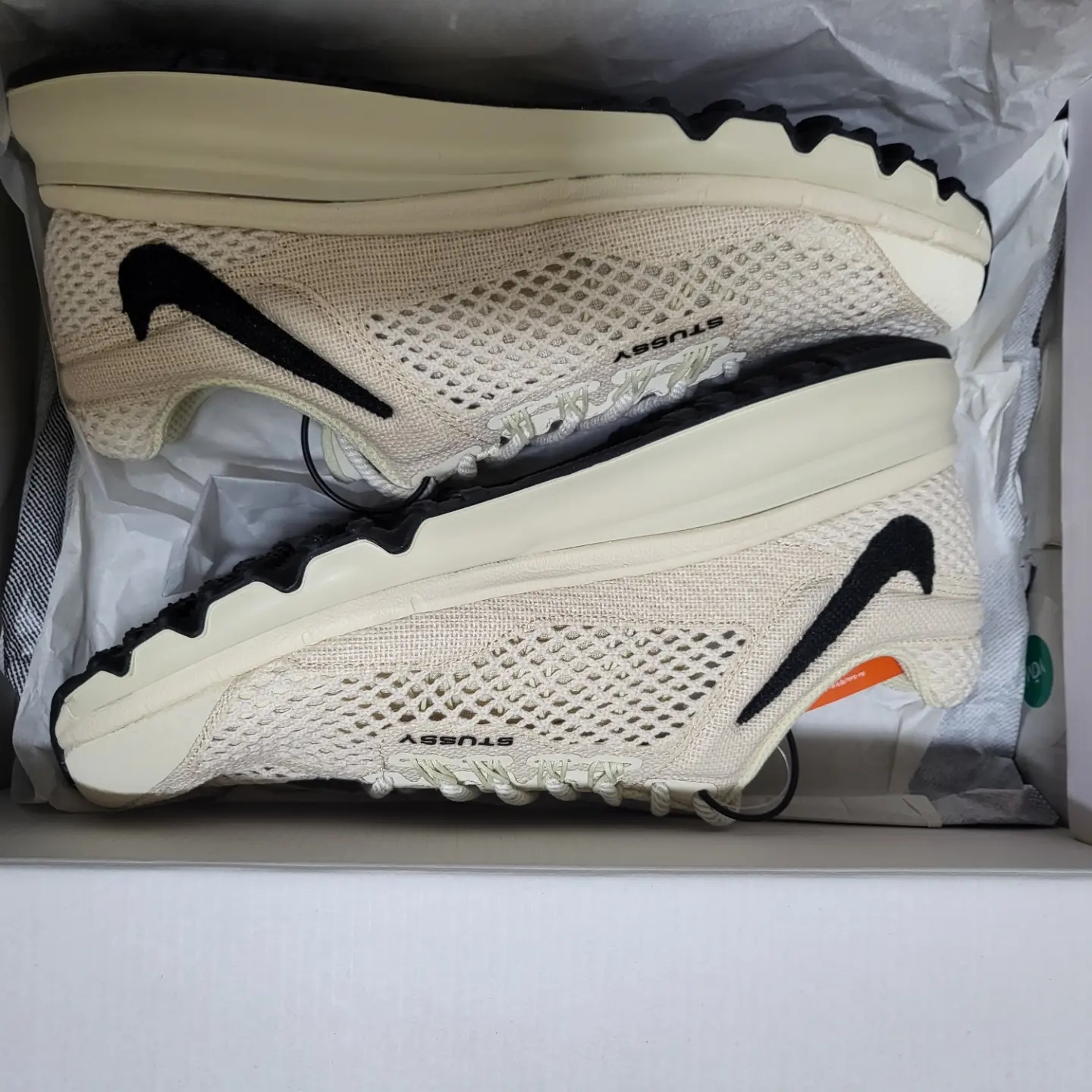 Nike x Stussy Air Max 2013 Fossil, Nike x Stussy NRG Crew Socks White Black 착용 스타일 - 2