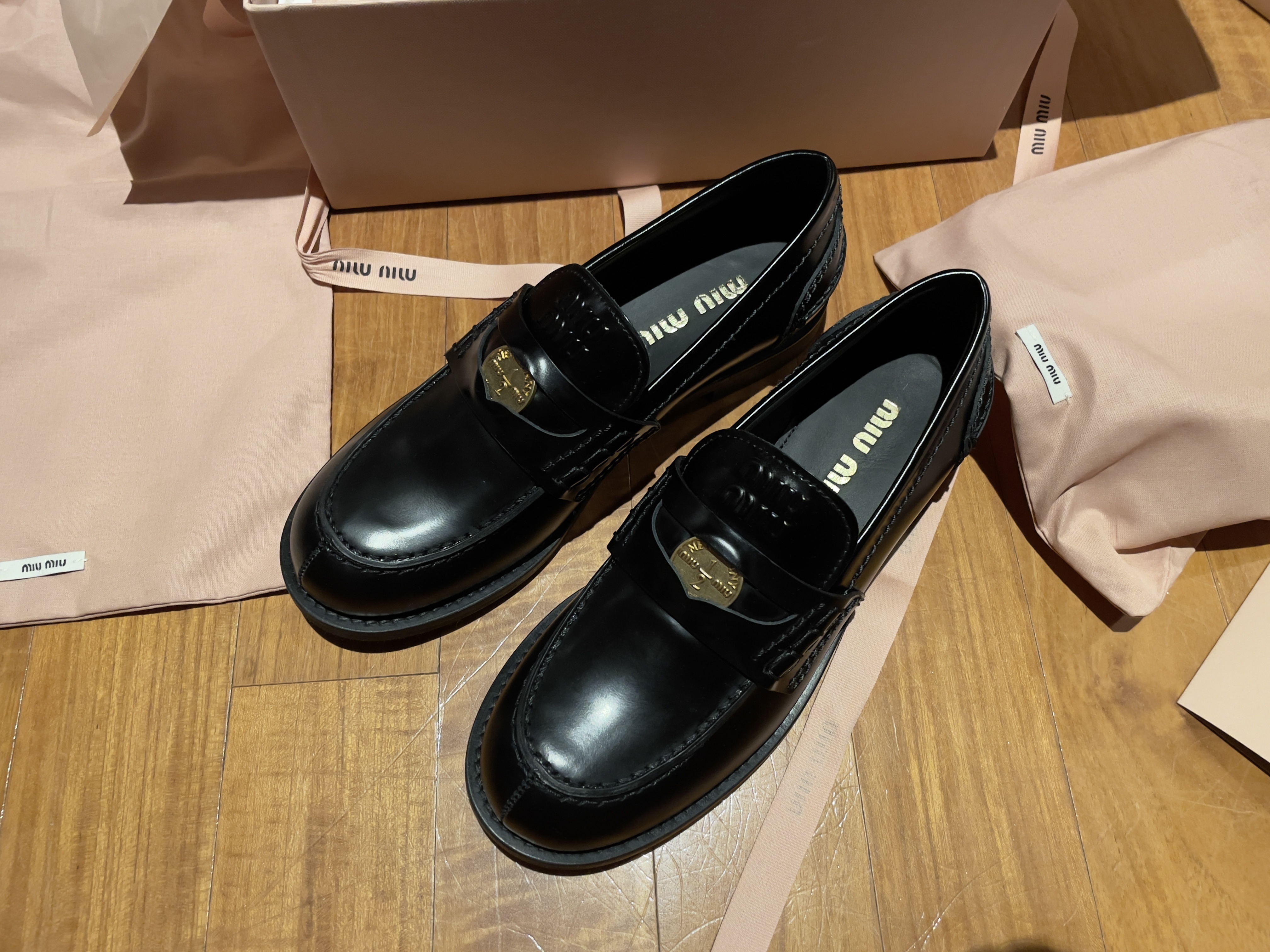 (W) Miu Miu Leather Penny Loafers Black 착용 스타일 - 1