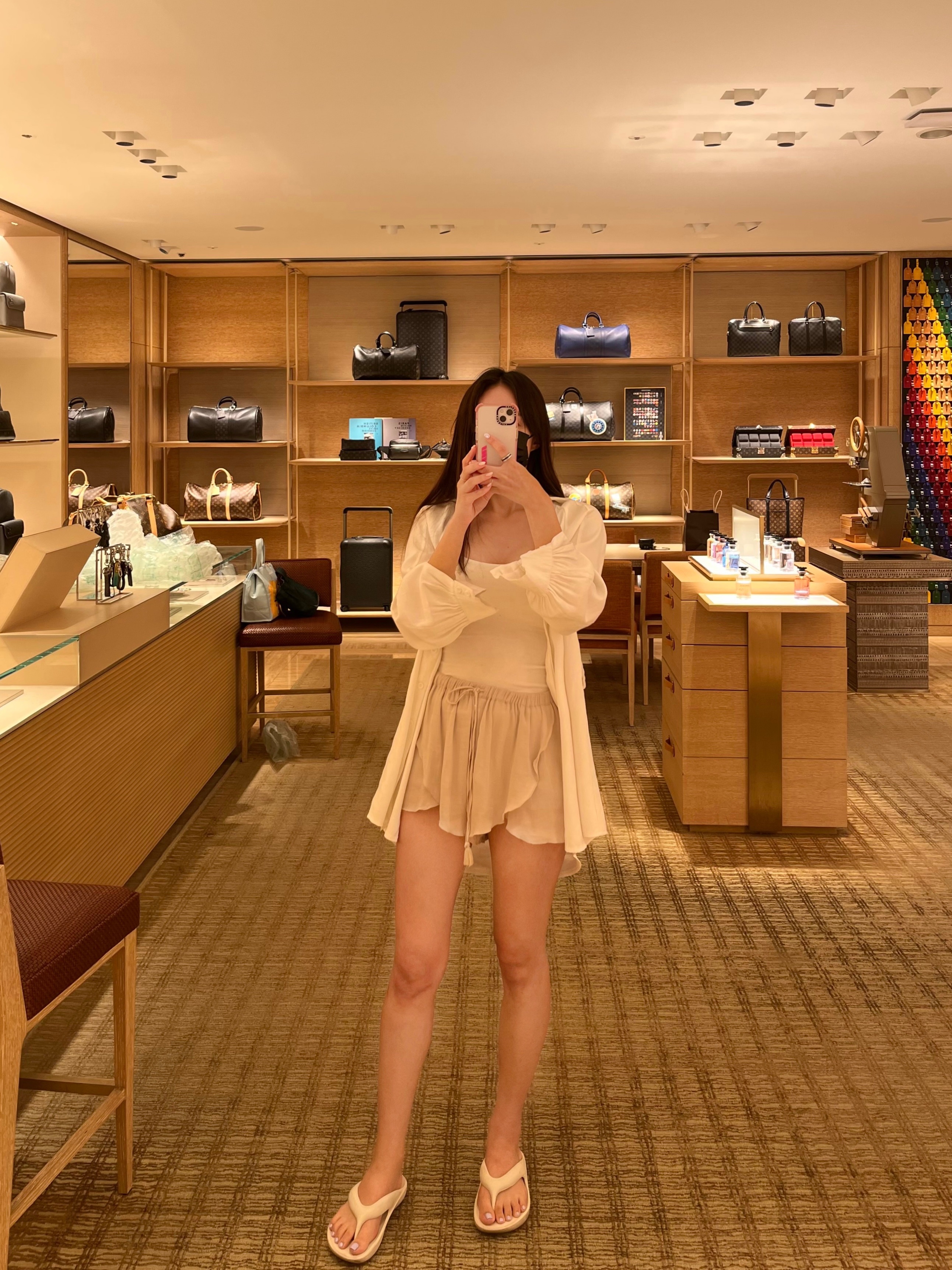 Louis Vuitton Keepall Bandouliere 55 Monogram Macassar, New Balance x Taw&Toe Flip Flop Ivory 착용 스타일 - 2
