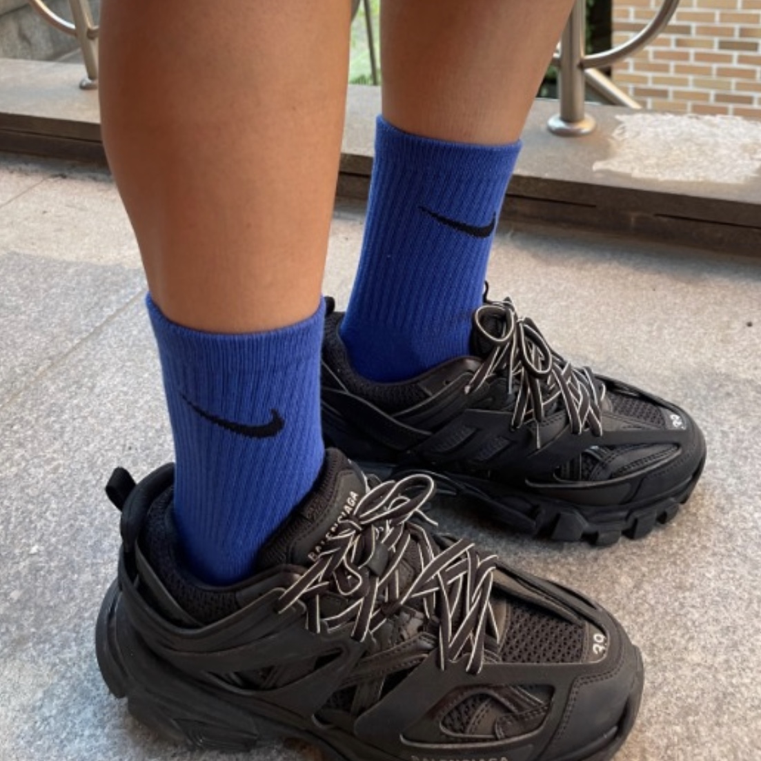 (W) Balenciaga Track Sneakers Triple Black 착용 스타일