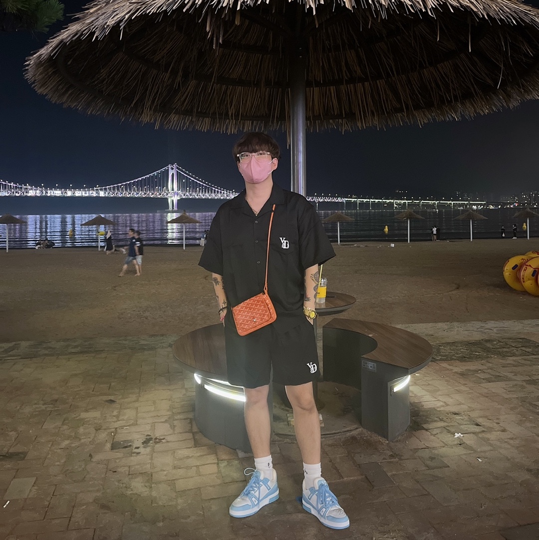 Louis Vuitton LV Trainer Sneakers Bleu Ciel, Goyard Plumet Pocket Wallet Orange 착용 스타일 - 2