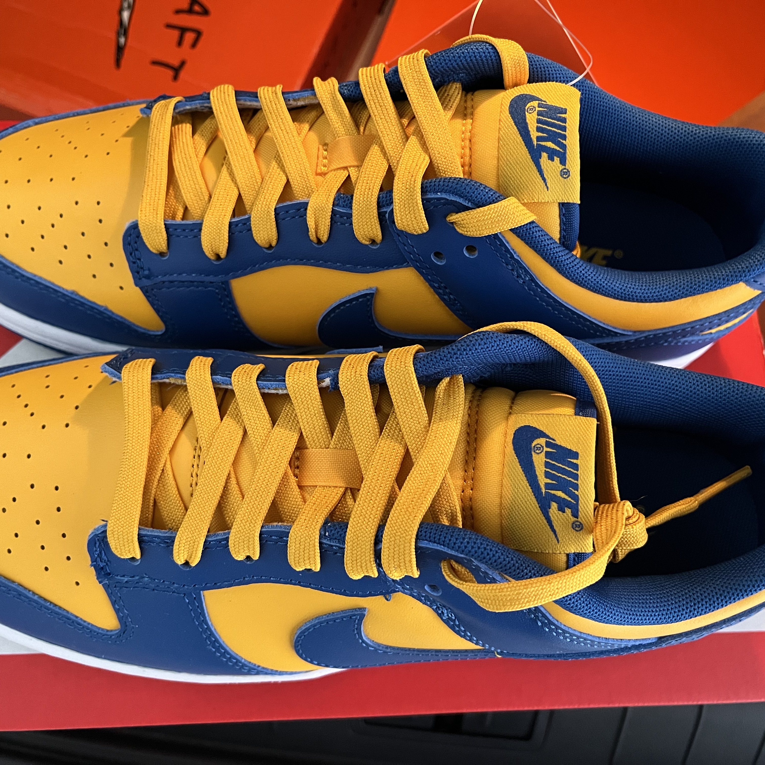 Nike Dunk Low Retro Blue Jay and University Gold 착용 스타일 - 1